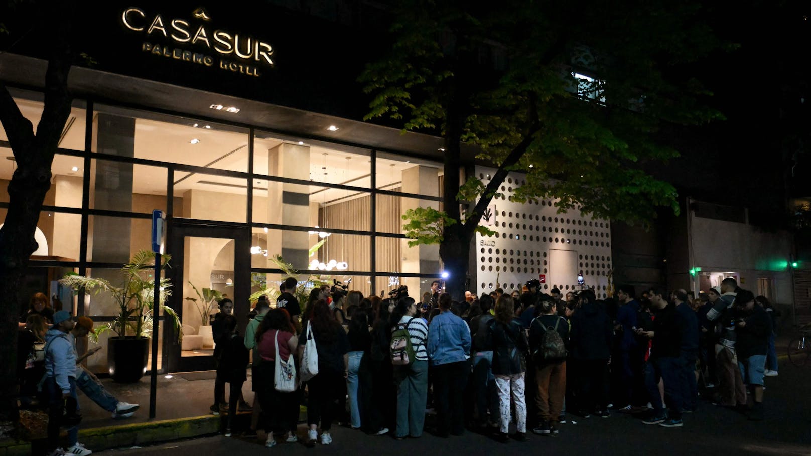 Zahlreiche Fans tummeln sich vor dem Hotel.