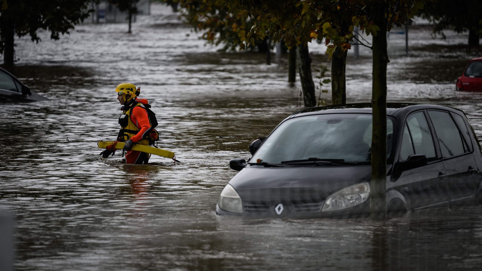 Die Kräfte der Feuerwehr standen im Dauereinsatz, um potenziell eingeschlossene Personen zu retten.