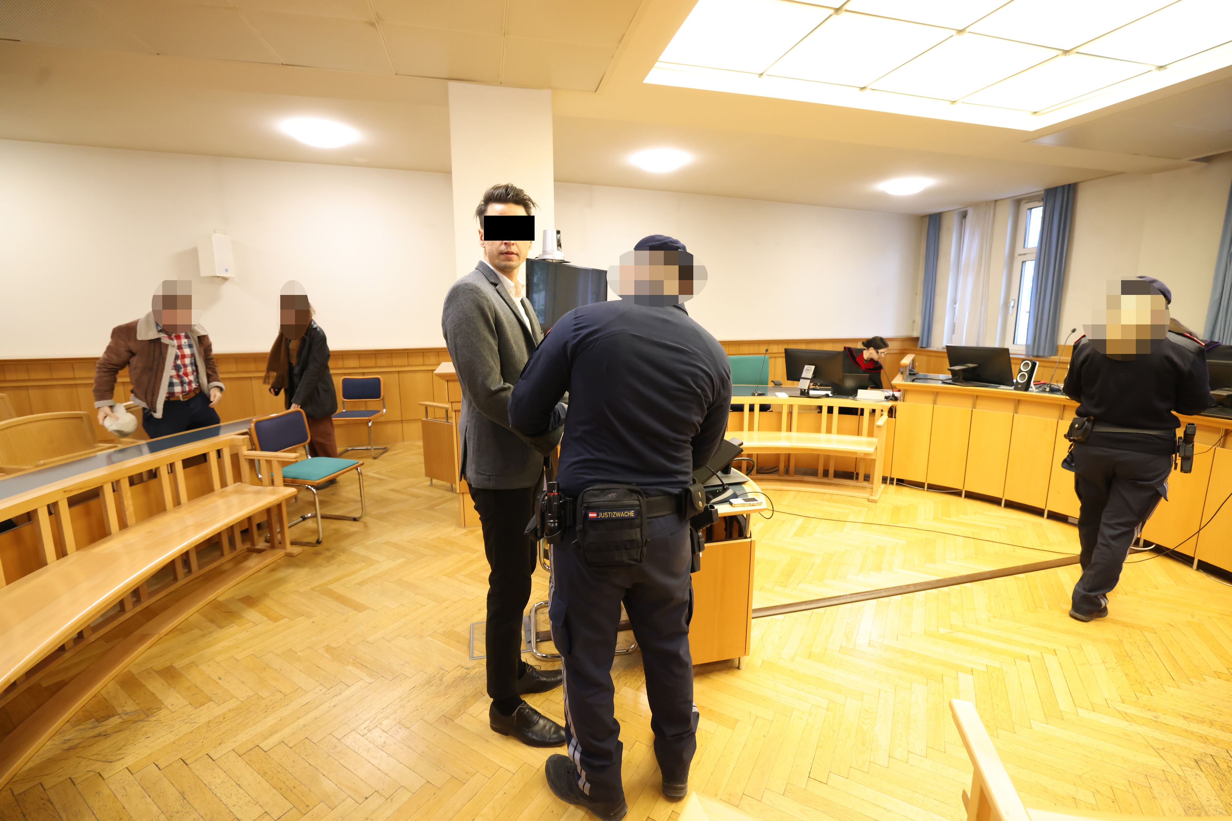 Die Übergriffe sollen sich über mehrere Jahre erstreckt haben. Der DJ bestritt die Vorwürfe und witterte eine Verschwörung.