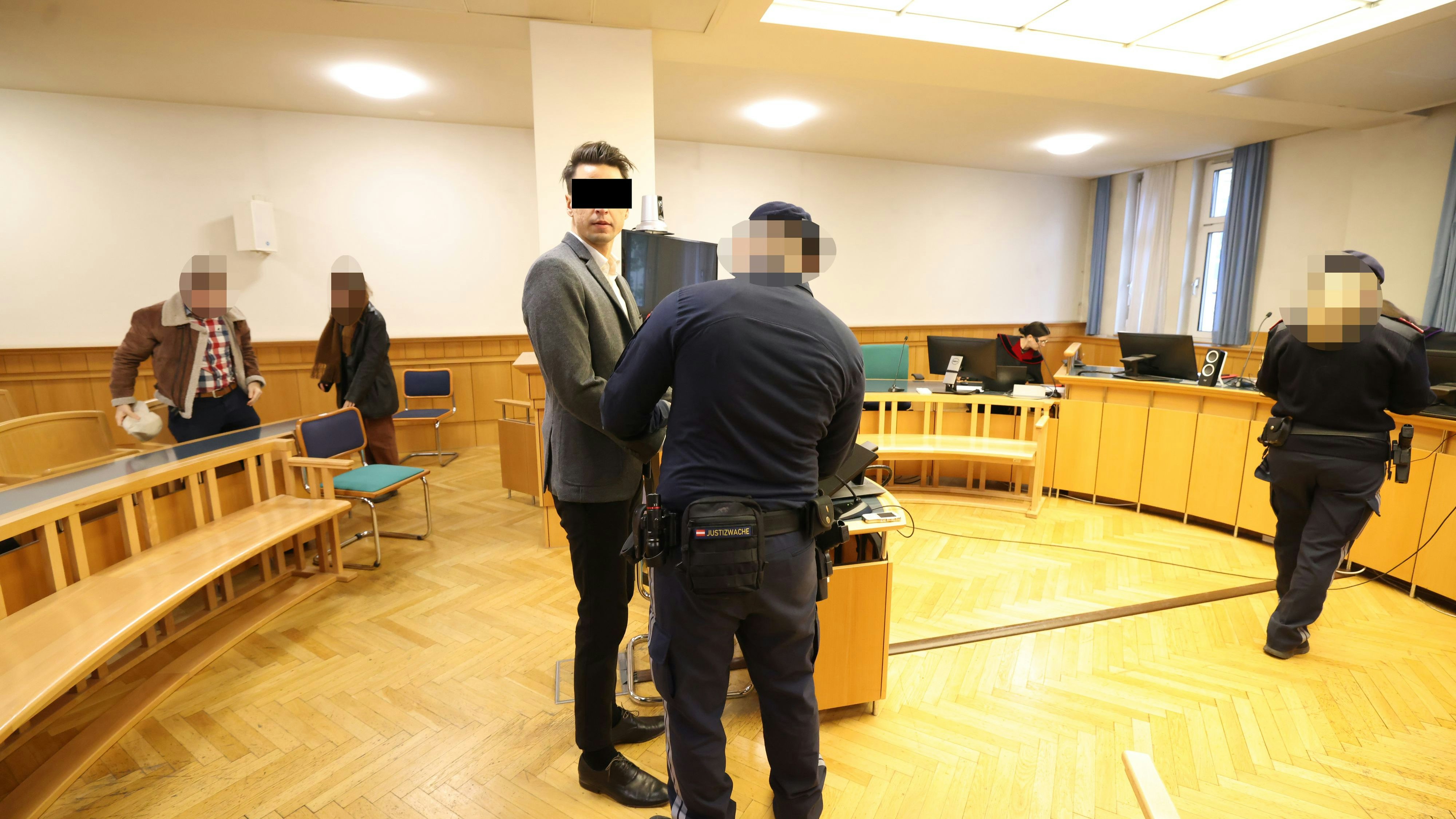 Die Übergriffe sollen sich über mehrere Jahre erstreckt haben. Der DJ bestreitet jeden einzelnen Vorfall und wittert eine Verschwörung.