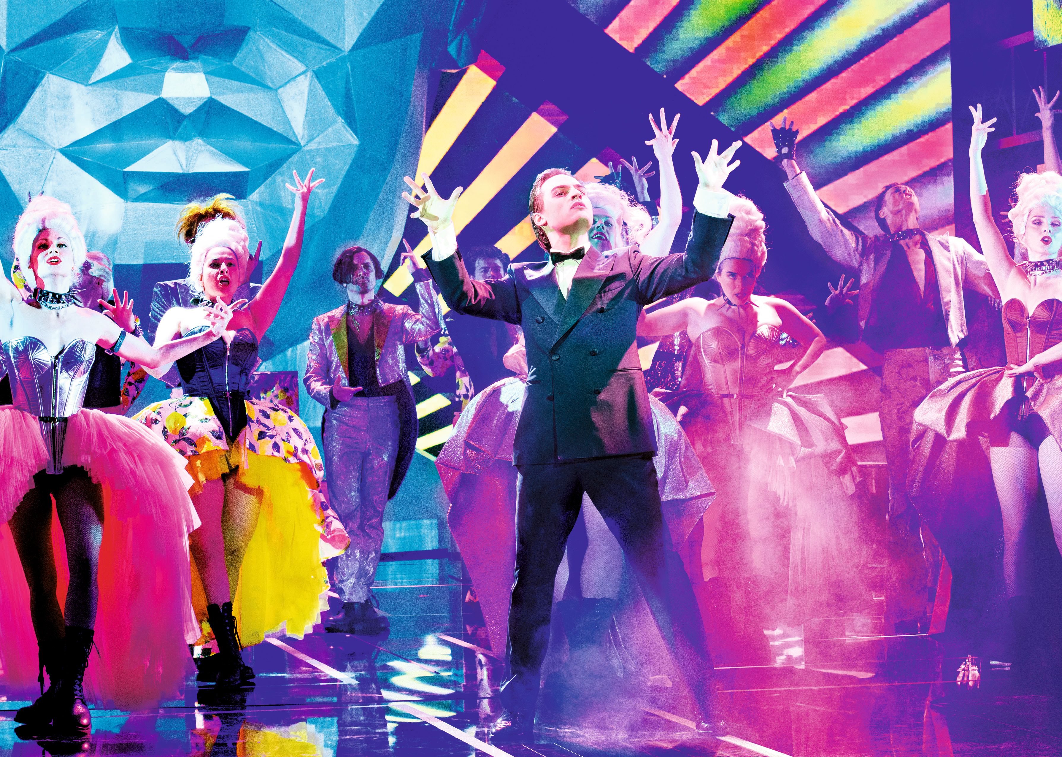 Die Vereinigten Bühnen Wien präsentieren ROCK ME AMADEUS - DAS FALCO MUSICAL. Moritz Mausser (in der Mitte) spielt Hans Hölzel.