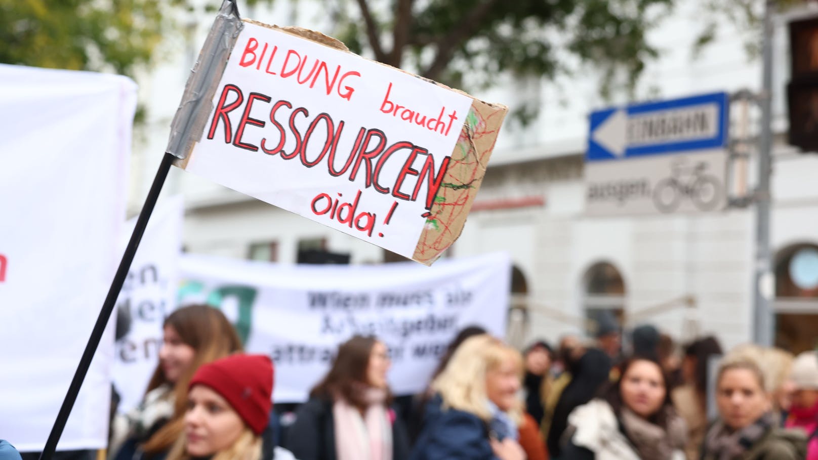 In Wien gingen am 17. Oktober unzählige Lehrer auf die Straße, um auf die Missstände im Schulsystem hinzweisen.