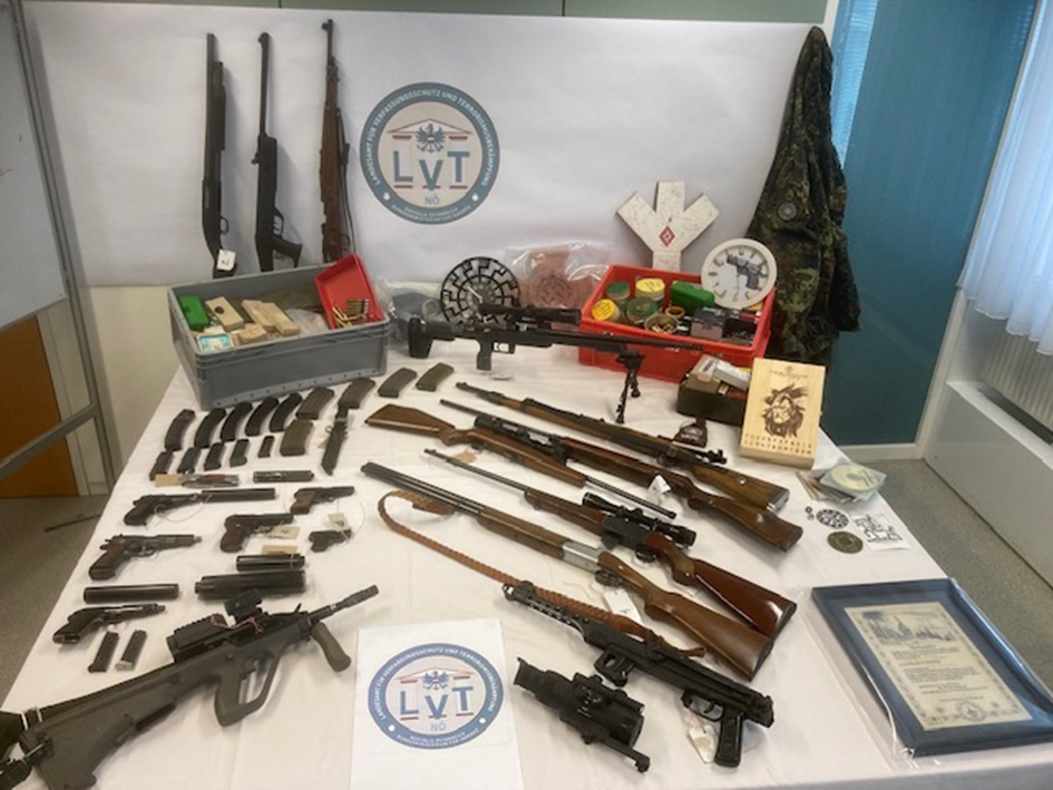 Im Zuge einer Razzia konnten ein illegales Waffenarsenal eines Neonazis entdeckt werden.