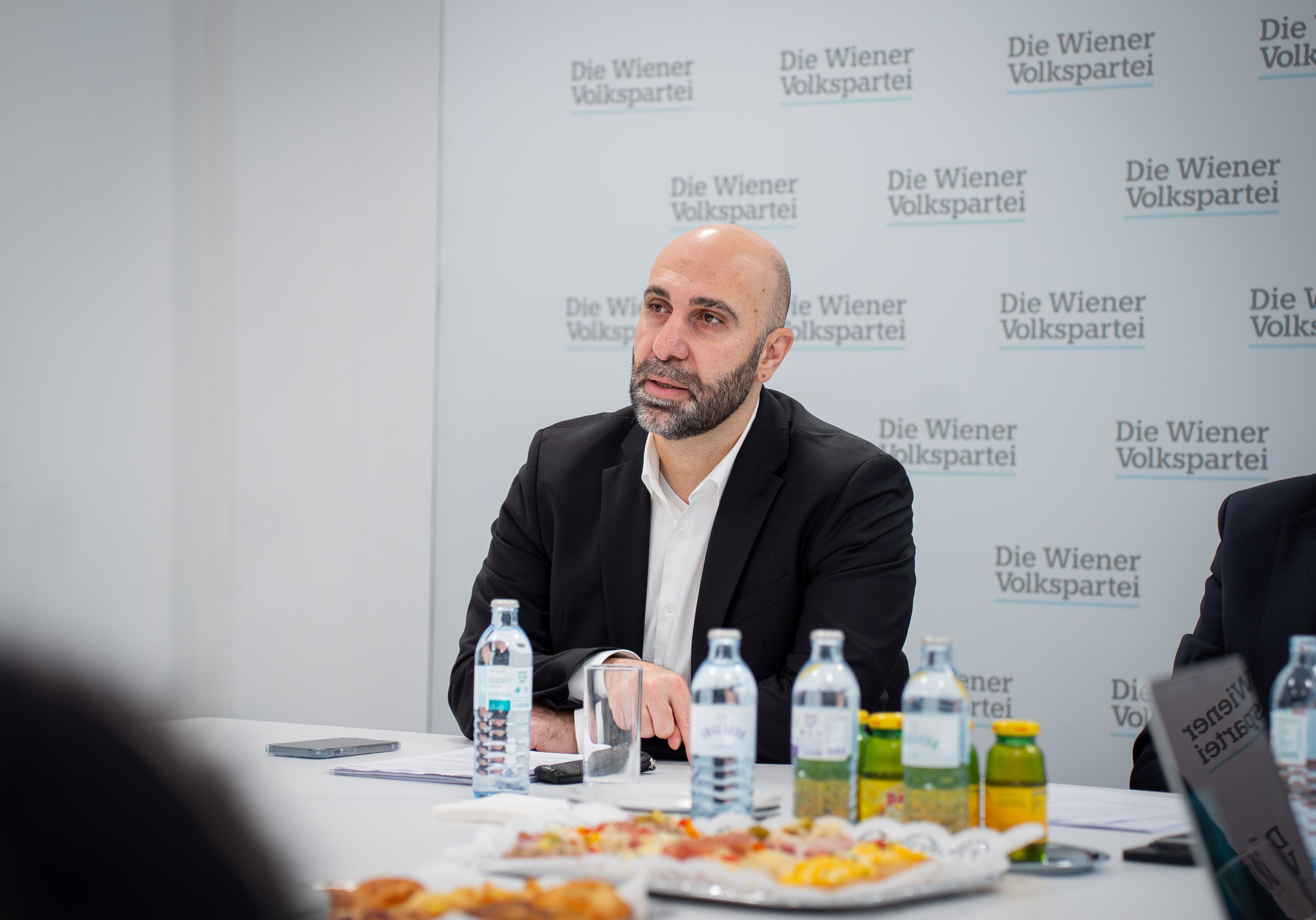 Islam-Experte Ahmad Mansour warnt vor Problemen aufgrund von Parallelgesellschaften und des politischen Islam.