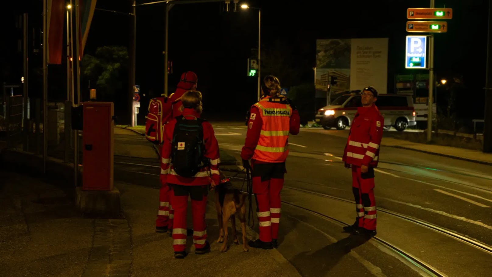 Eine großangelegte Suchaktion nach einer abgängigen Pensionistin läuft in Gmunden. Die Dame ist seit den Abendstunden von einem Altenheim abgängig.