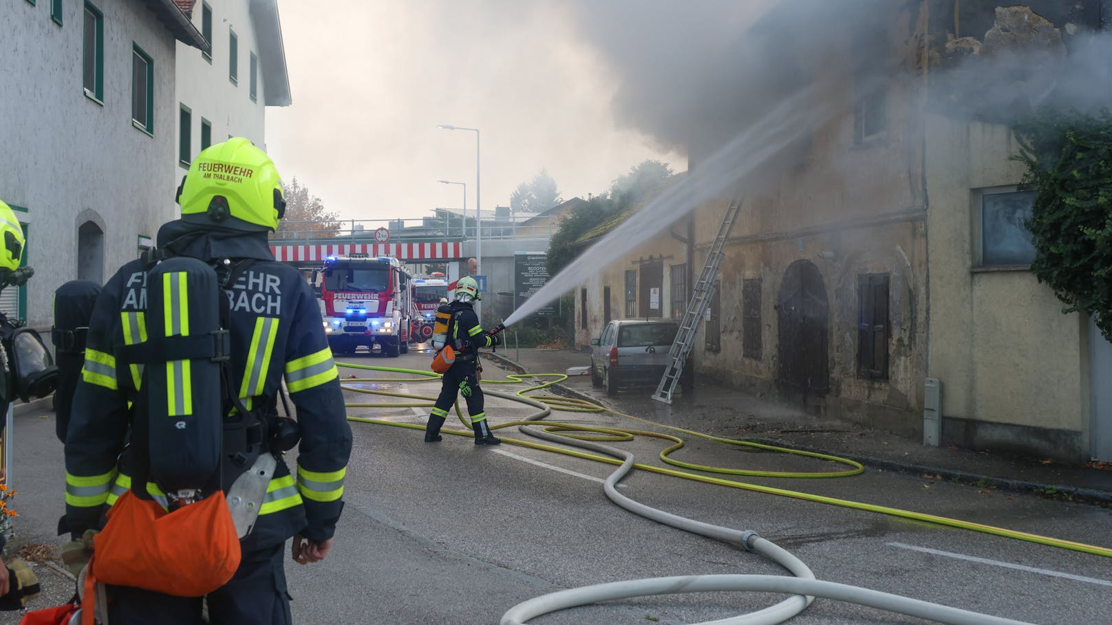 Einen tragischen Ausgang hat ein Wohnhausbrand am Freitagvormittag in Thalheim bei Wels (Bezirk Wels-Land) genommen. Der Brand forderte ein Todesopfer.