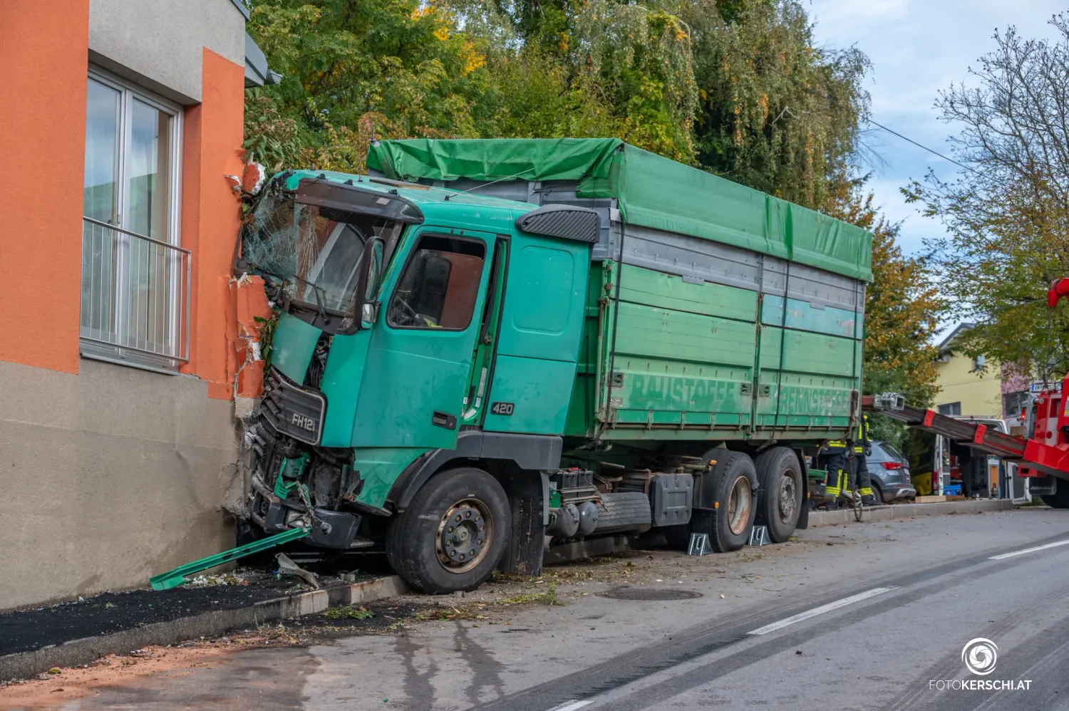 Mit voller Wucht stieß das Schwerfahrzeug in Nußbach (Bez. Kirchdorf) gegen das Haus.