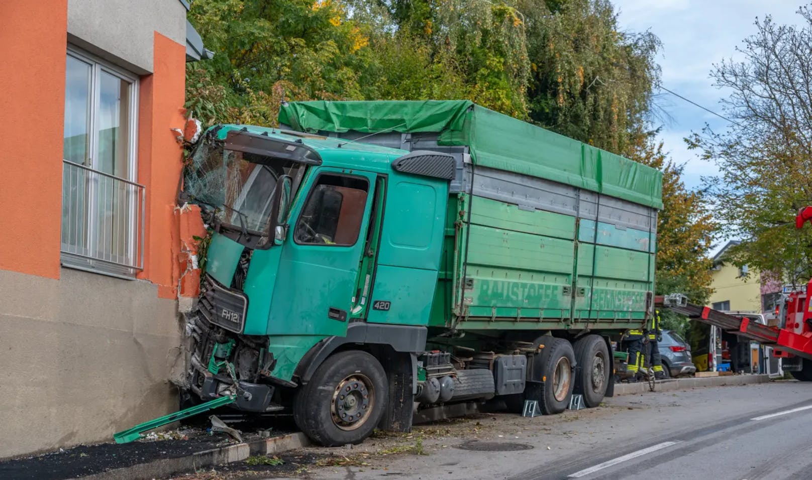 Lastwagen kracht gegen Hausmauer, Flüssigkeit tritt aus