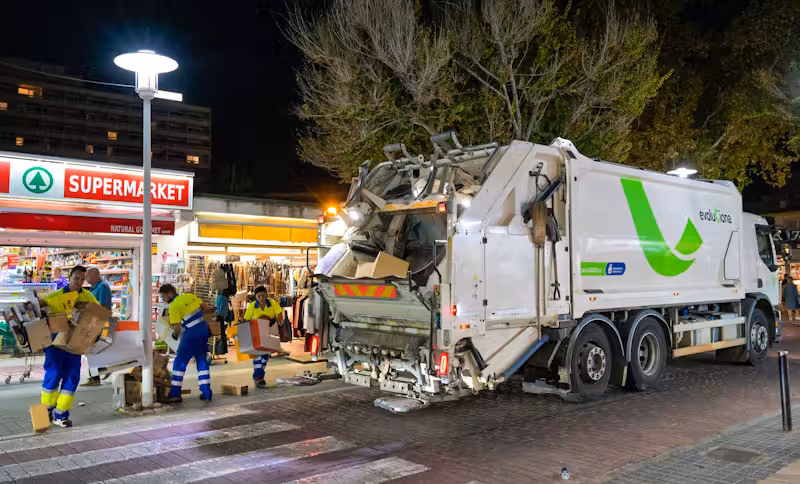 Nun geht die Polizei davon aus, dass die Frau in einen Müllcontainer gefallen ist und anschließend zerquetscht wurde. (Symbolbild)