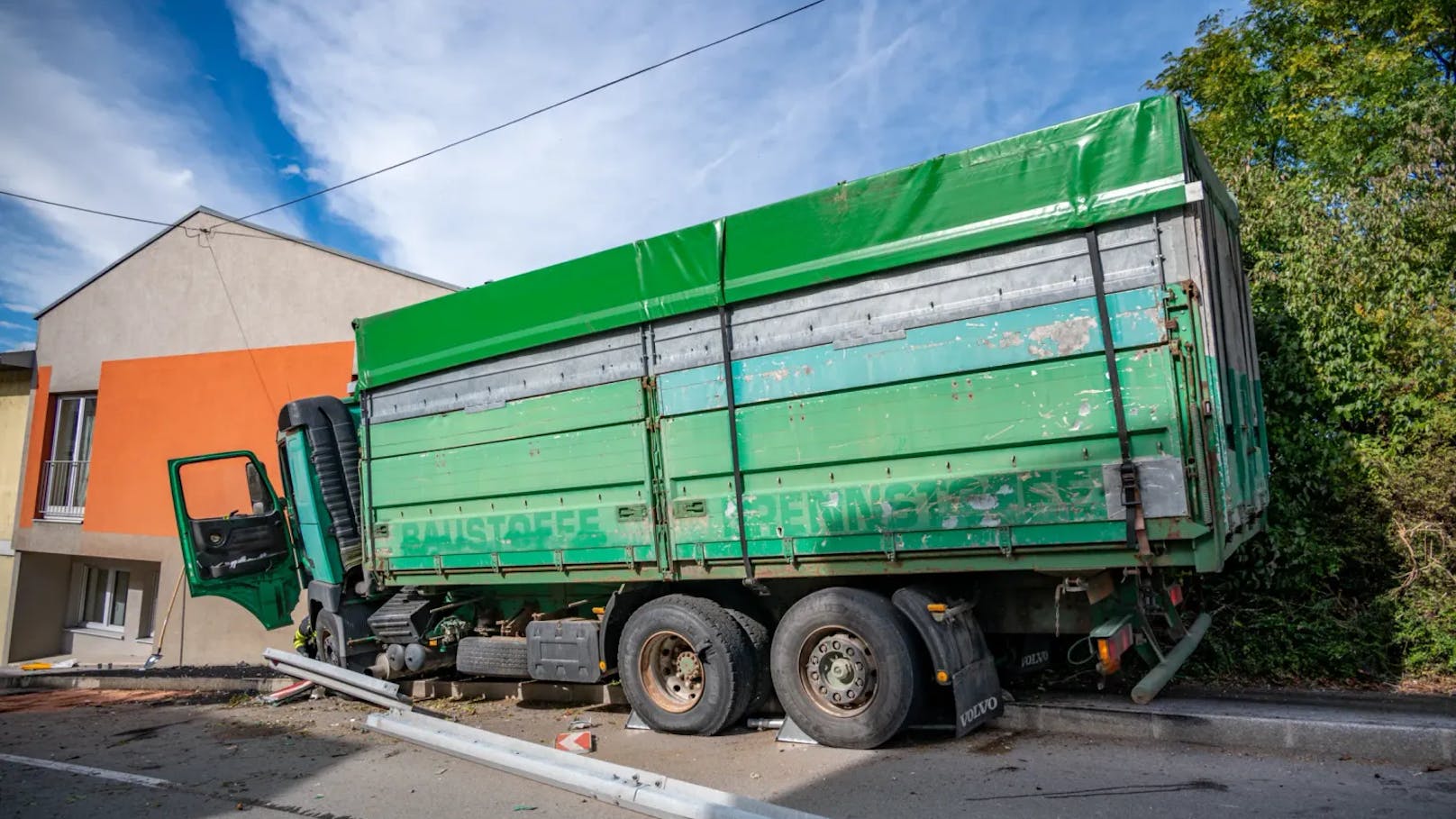 Die Mauer und der Lkw wurden schwer beschädigt. Die Straße musste gesperrt und das Fahrzeug abgeschleppt werden.