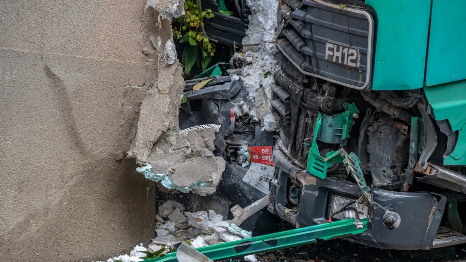 Die Mauer und der Lkw wurden schwer beschädigt. Die Straße musste gesperrt und das Fahrzeug abgeschleppt werden.