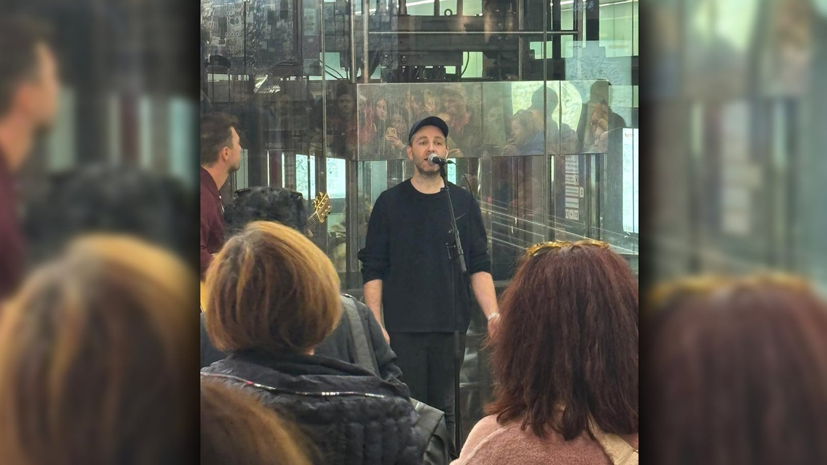 Musik-Star Josh gibt Konzert in Wiener U-Bahnstation