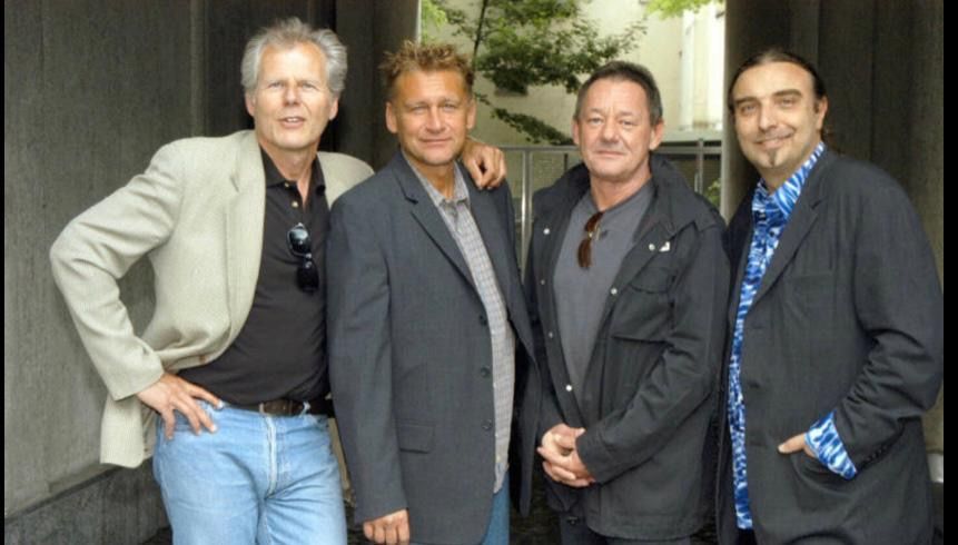 Georg Danzer (†2007), Rainhard Fendrich und Wolfgang Ambros mit Rudi Dolezal (re.).