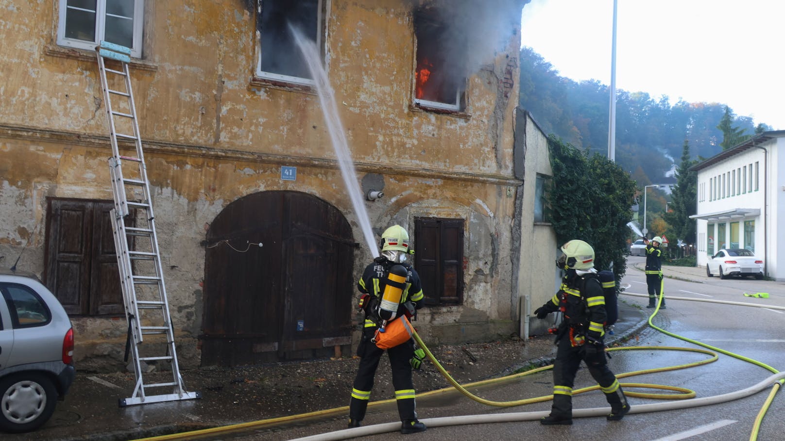 Einen tragischen Ausgang hat ein Wohnhausbrand am Freitagvormittag in Thalheim bei Wels (Bezirk Wels-Land) genommen. Der Brand forderte ein Todesopfer.