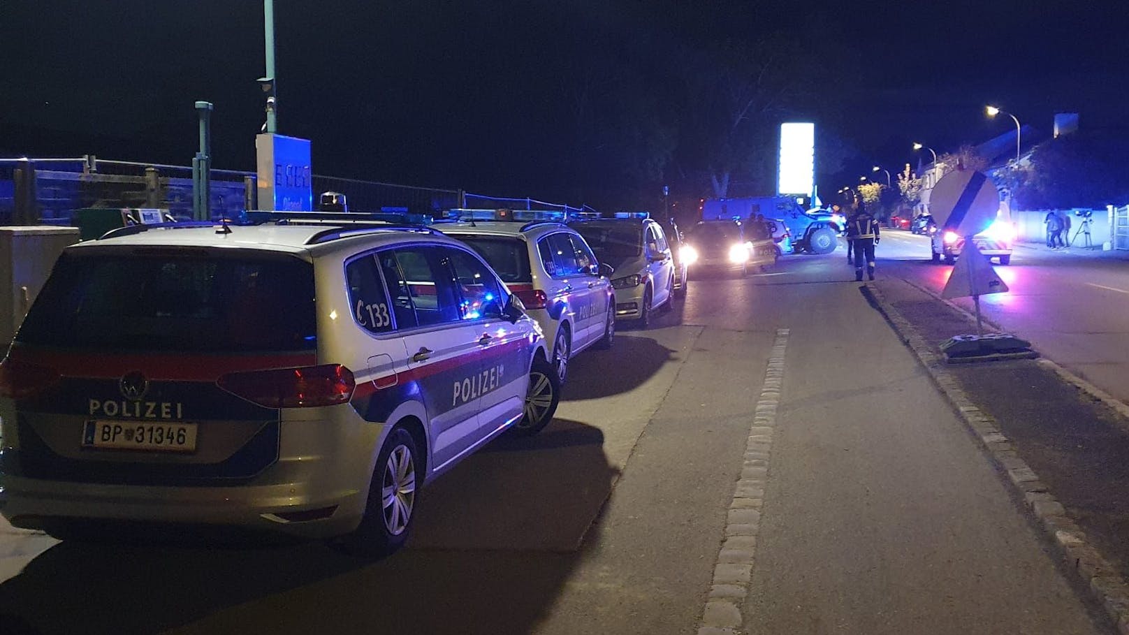 Schwer bewaffnete Polizeikräfte haben nach der Bluttat am Abend des 18. Oktobers 2024 den Ortsteil Gösting abgeriegelt.