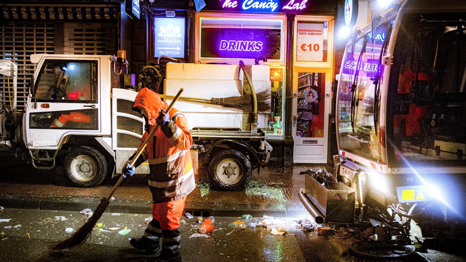 Nächtliche Aufräumarbeiten in der Innenstadt Amsterdams zu Silvester. 