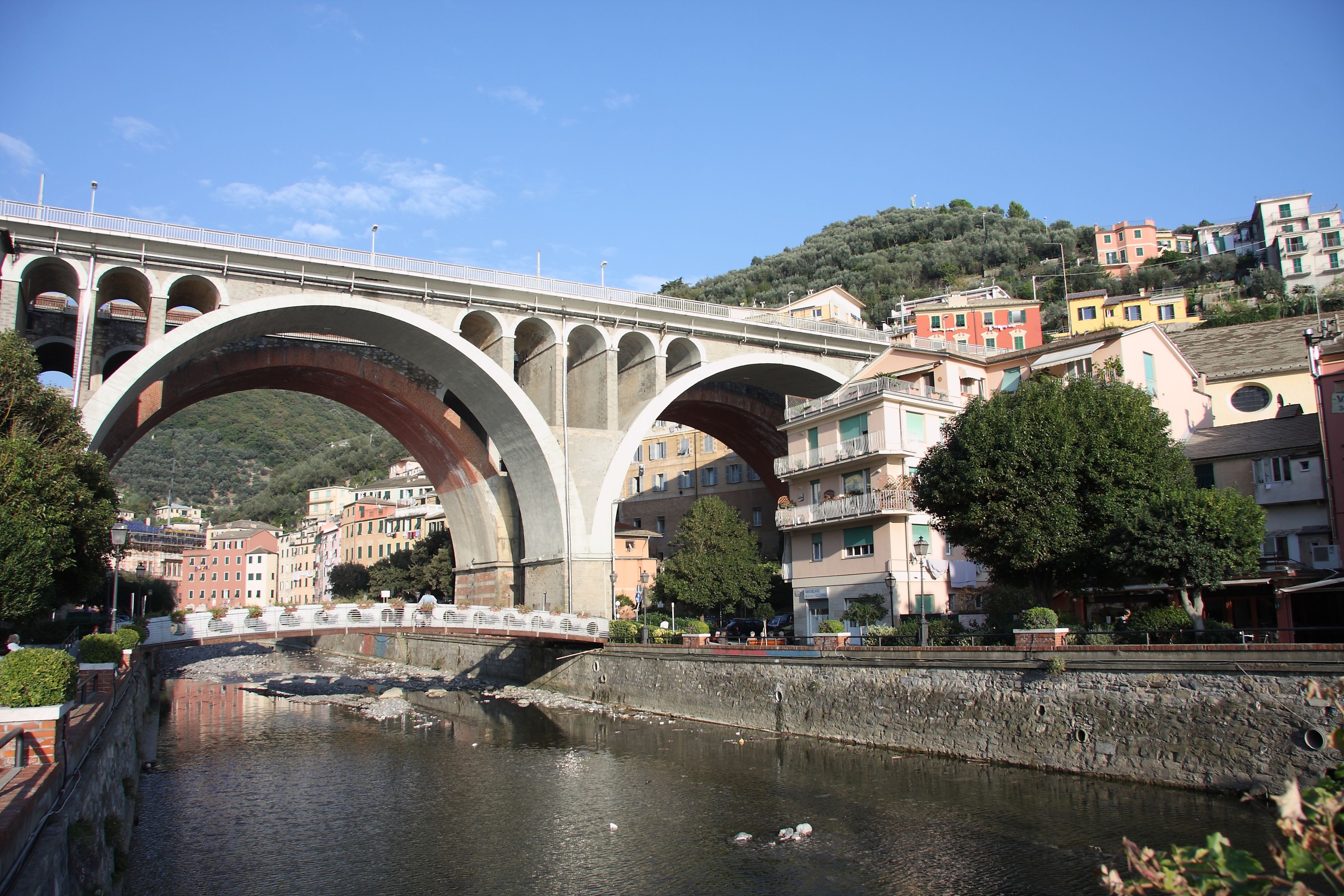 So sieht es normalerweise in Sori aus: Blick auf die Brücke der Via Aurelia. Dahinter liegt das Eisenbahn-Viadukt. (Archivbild)