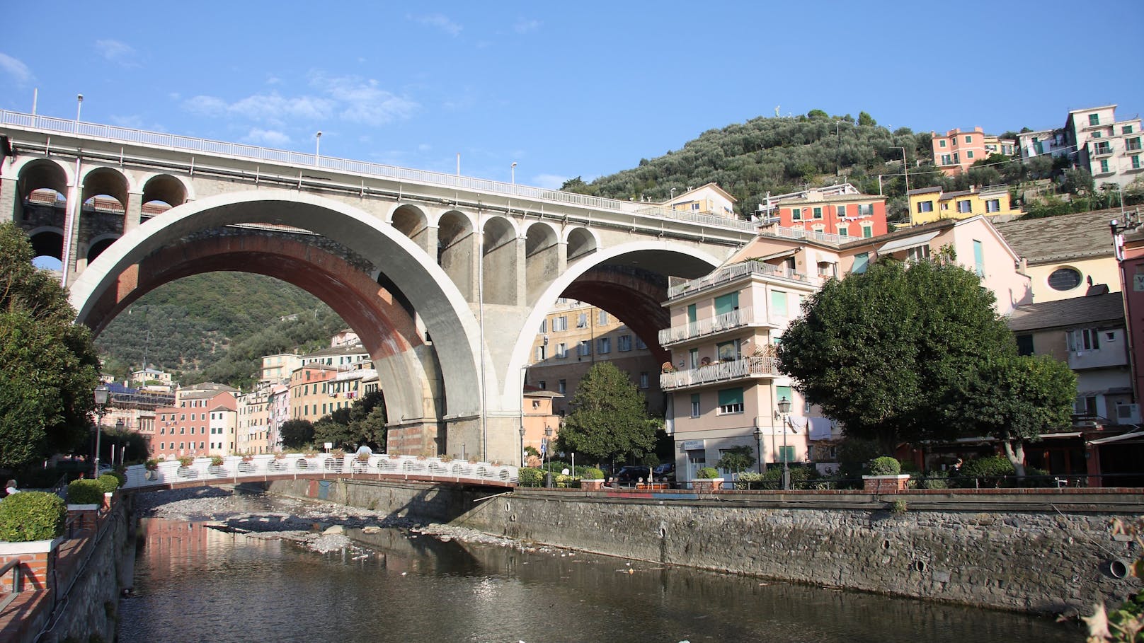 Straßenbrücke wird in Italien zu riesigem Wasserfall