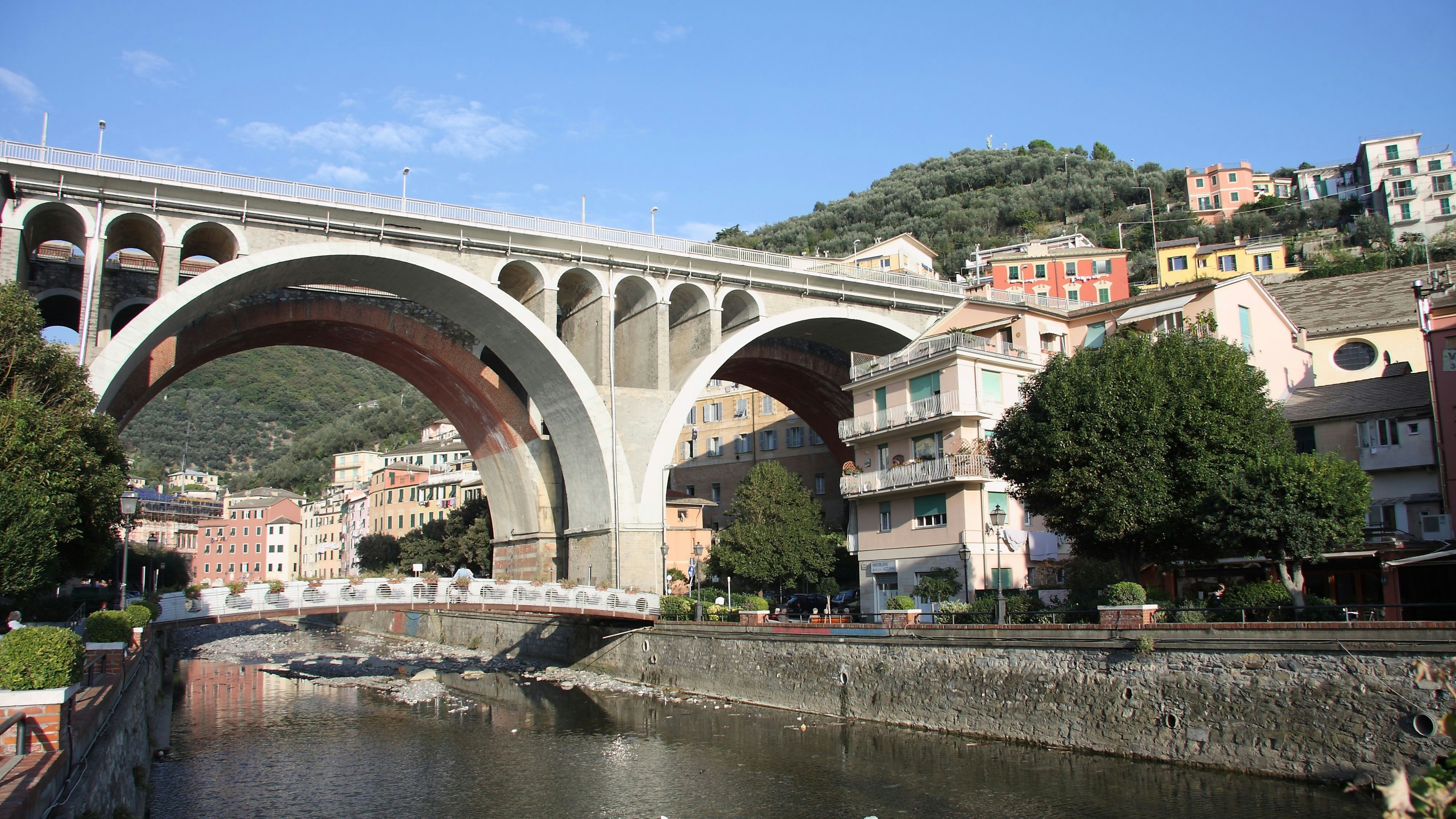 So sieht es normalerweise in Sori aus: Blick auf die Brücke der Via Aurelia. Dahinter liegt das Eisenbahn-Viadukt. Der Fluss liegt im Sommer häufig fast völlig trocken. (Archivbild)