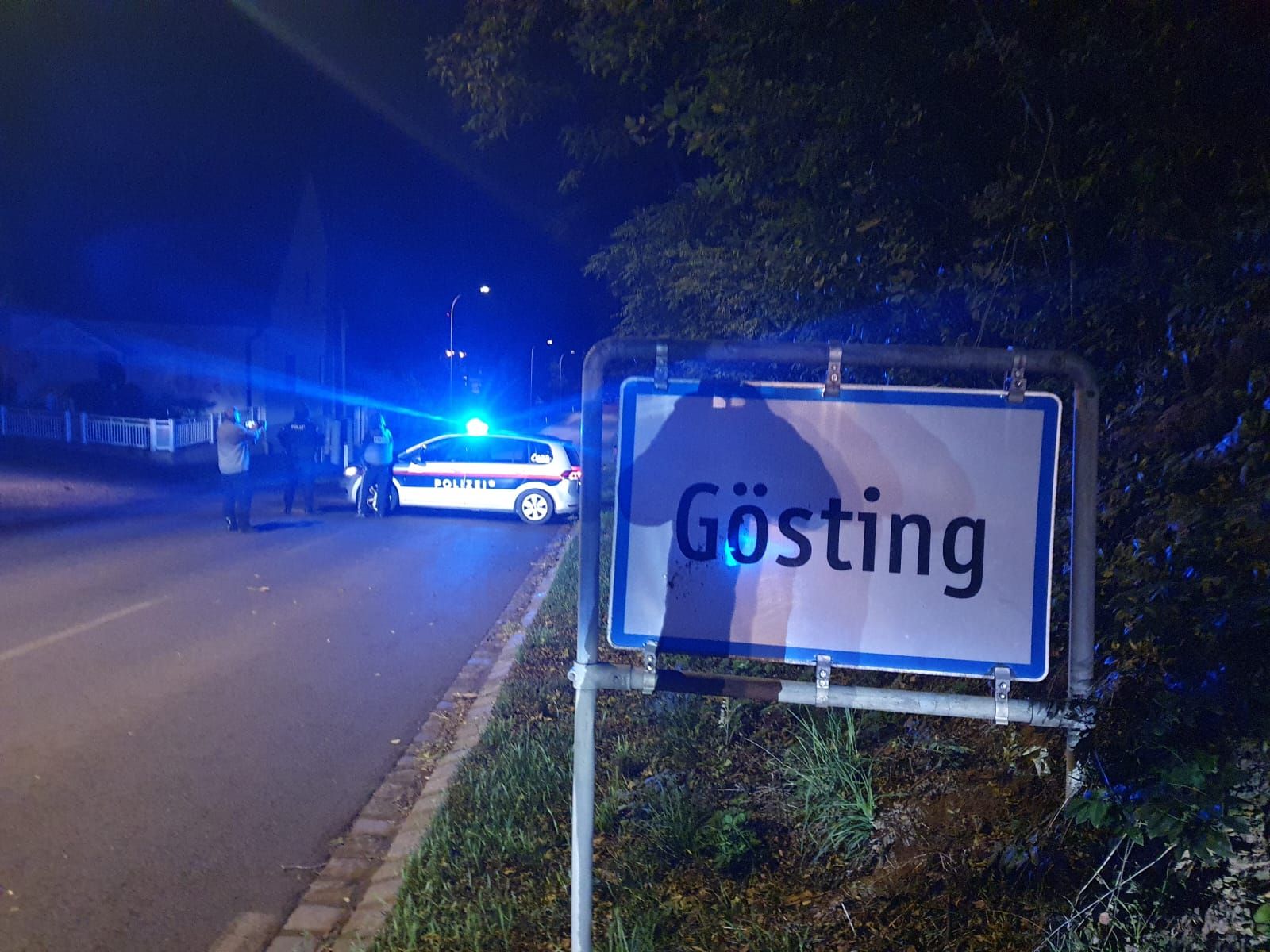 Schwer bewaffnete Polizeikräfte haben nach der Bluttat am Abend des 18. Oktobers 2024 den Ortsteil Gösting abgeriegelt.