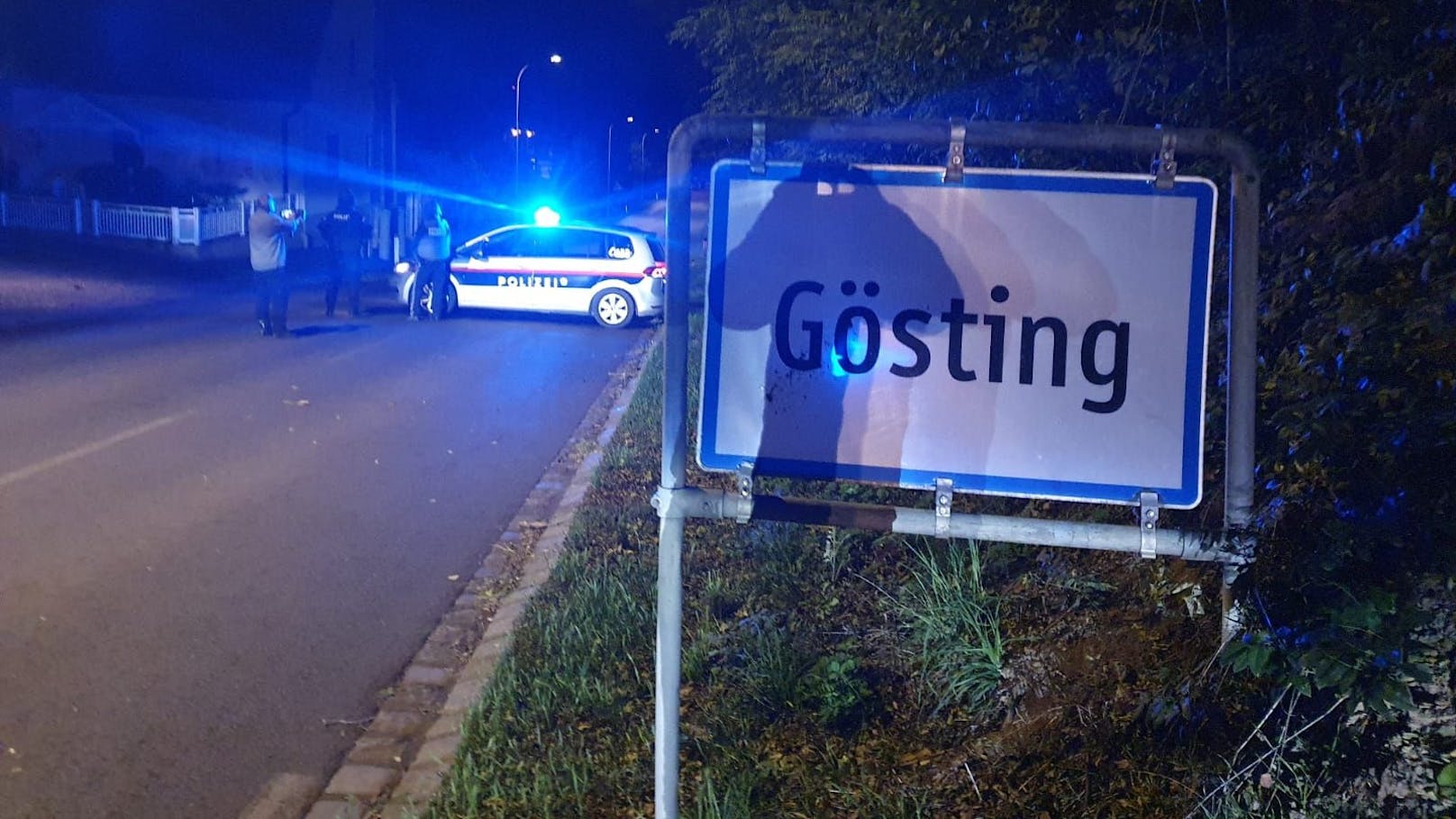 Schwer bewaffnete Polizeikräfte haben nach der Bluttat am Abend des 18. Oktobers 2024 den Ortsteil Gösting abgeriegelt.