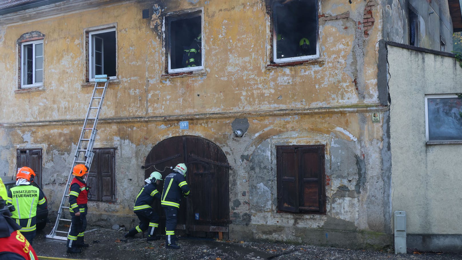 Einen tragischen Ausgang hat ein Wohnhausbrand am Freitagvormittag in Thalheim bei Wels (Bezirk Wels-Land) genommen. Der Brand forderte ein Todesopfer.