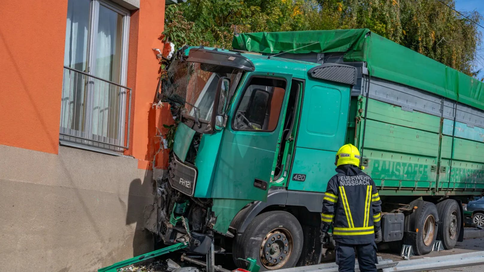 Die Mauer und der Lkw wurden schwer beschädigt. Die Straße musste gesperrt und das Fahrzeug abgeschleppt werden.