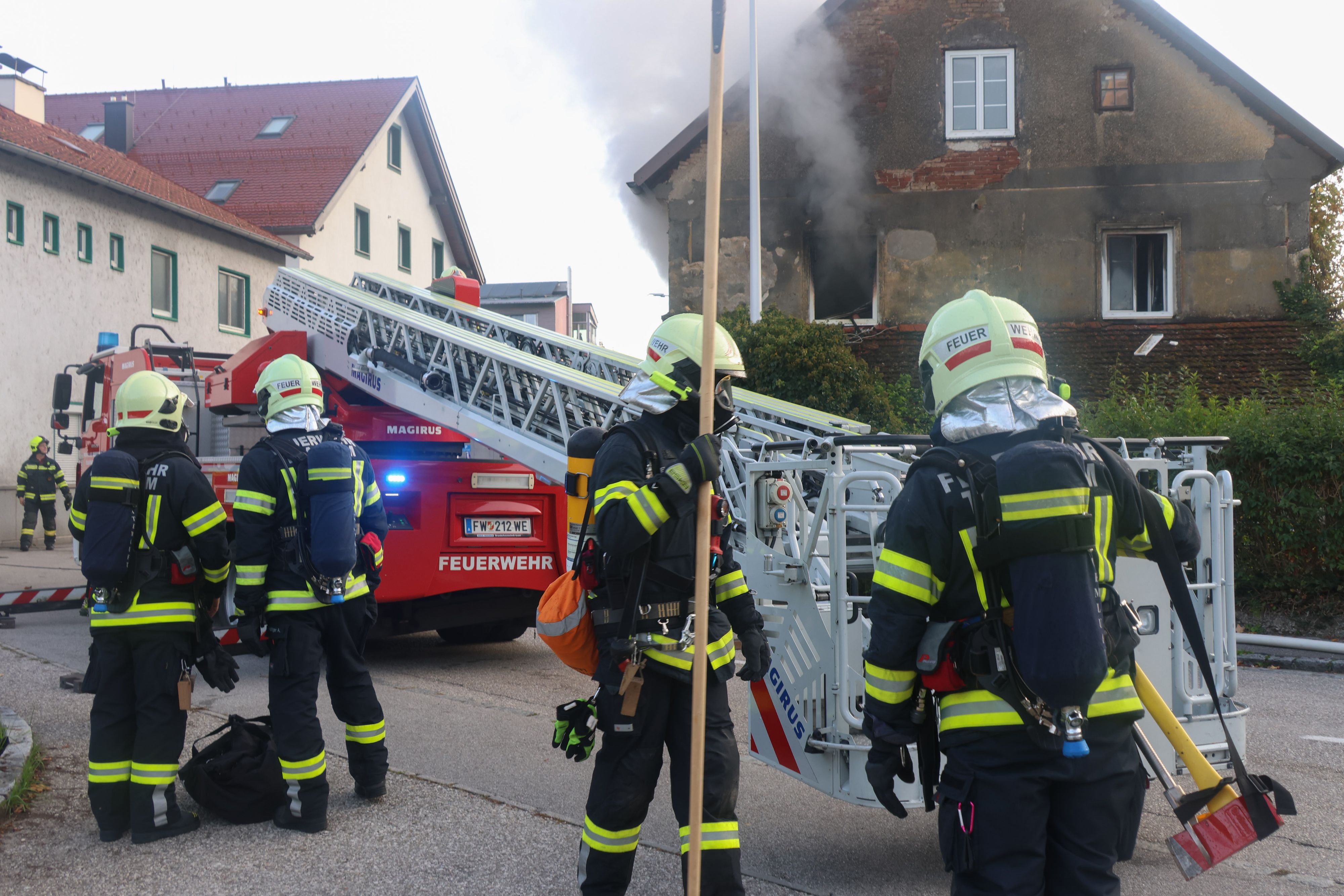 Tödlicher Wohnhausbrand: Schwieriger Löscheinsatz bei Brand eines Wohnhauses in Thalheim bei Wels