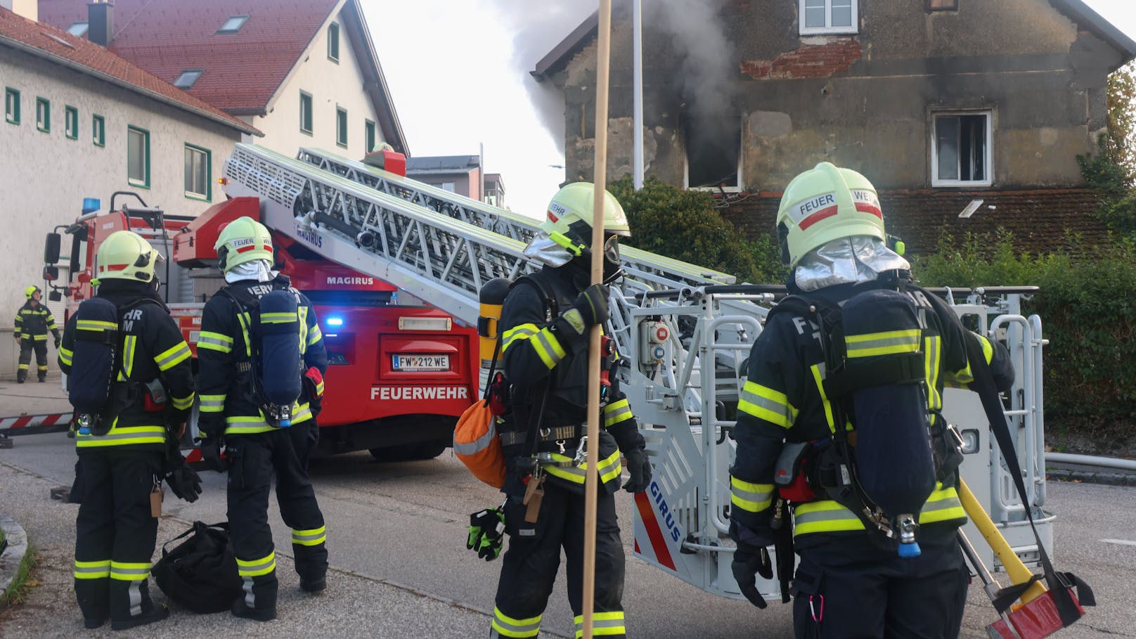 Einen tragischen Ausgang hat ein Wohnhausbrand am Freitagvormittag in Thalheim bei Wels (Bezirk Wels-Land) genommen. Der Brand forderte ein Todesopfer.