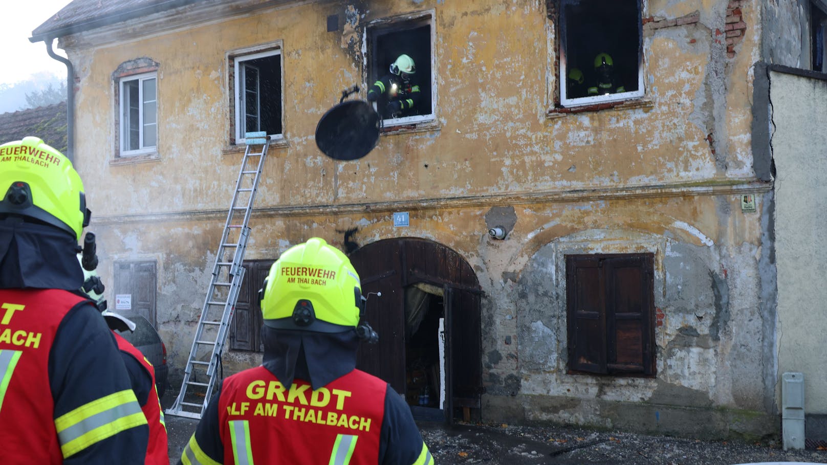 Einen tragischen Ausgang hat ein Wohnhausbrand am Freitagvormittag in Thalheim bei Wels (Bezirk Wels-Land) genommen. Der Brand forderte ein Todesopfer.