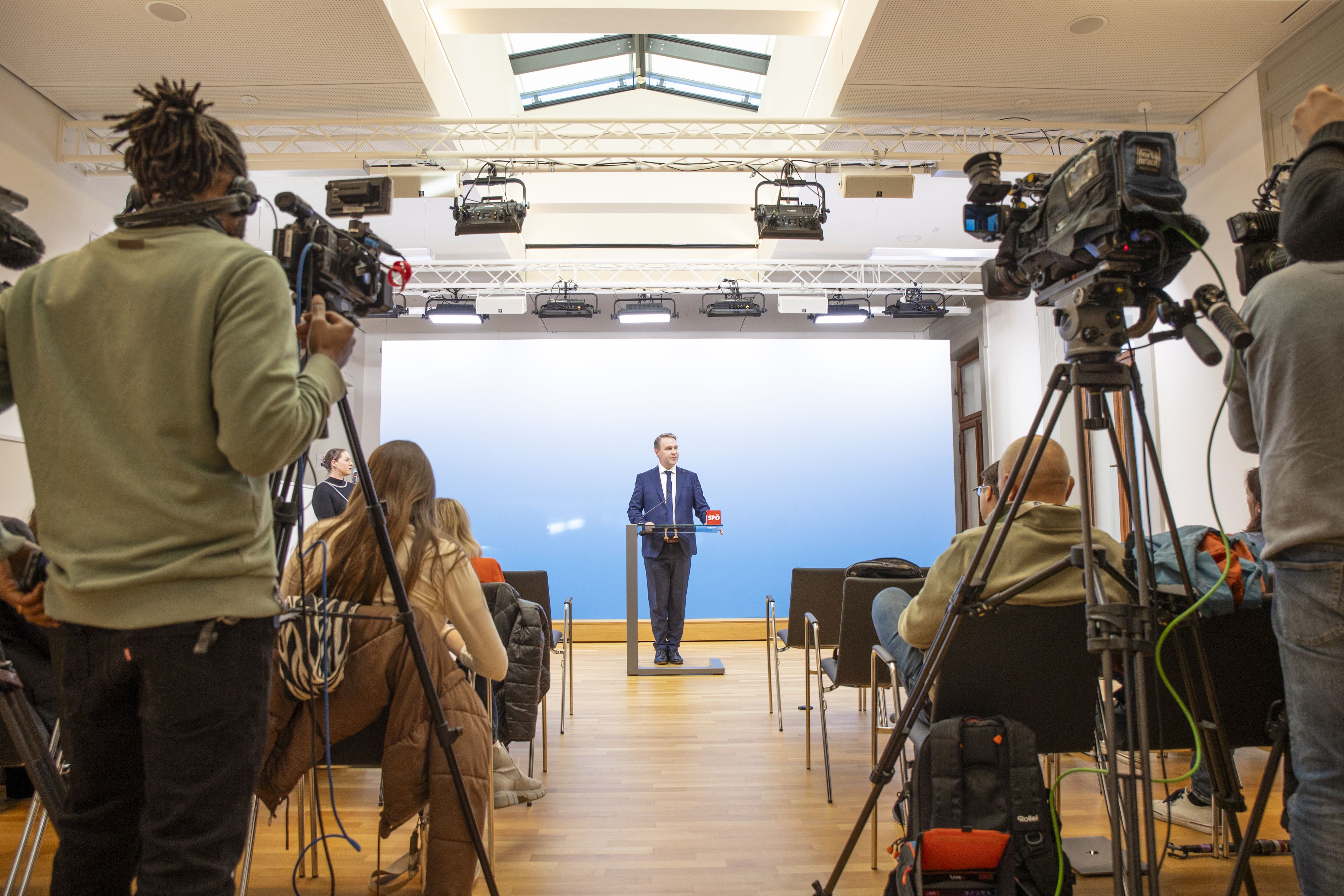 SPÖ-Vorsitzender Andreas Babler (SPÖ) bei einem Pressestatement nach seinem Gespräch mit FPÖ-Chef Herbert Kickl am 18. Oktober 2024 in Wien.