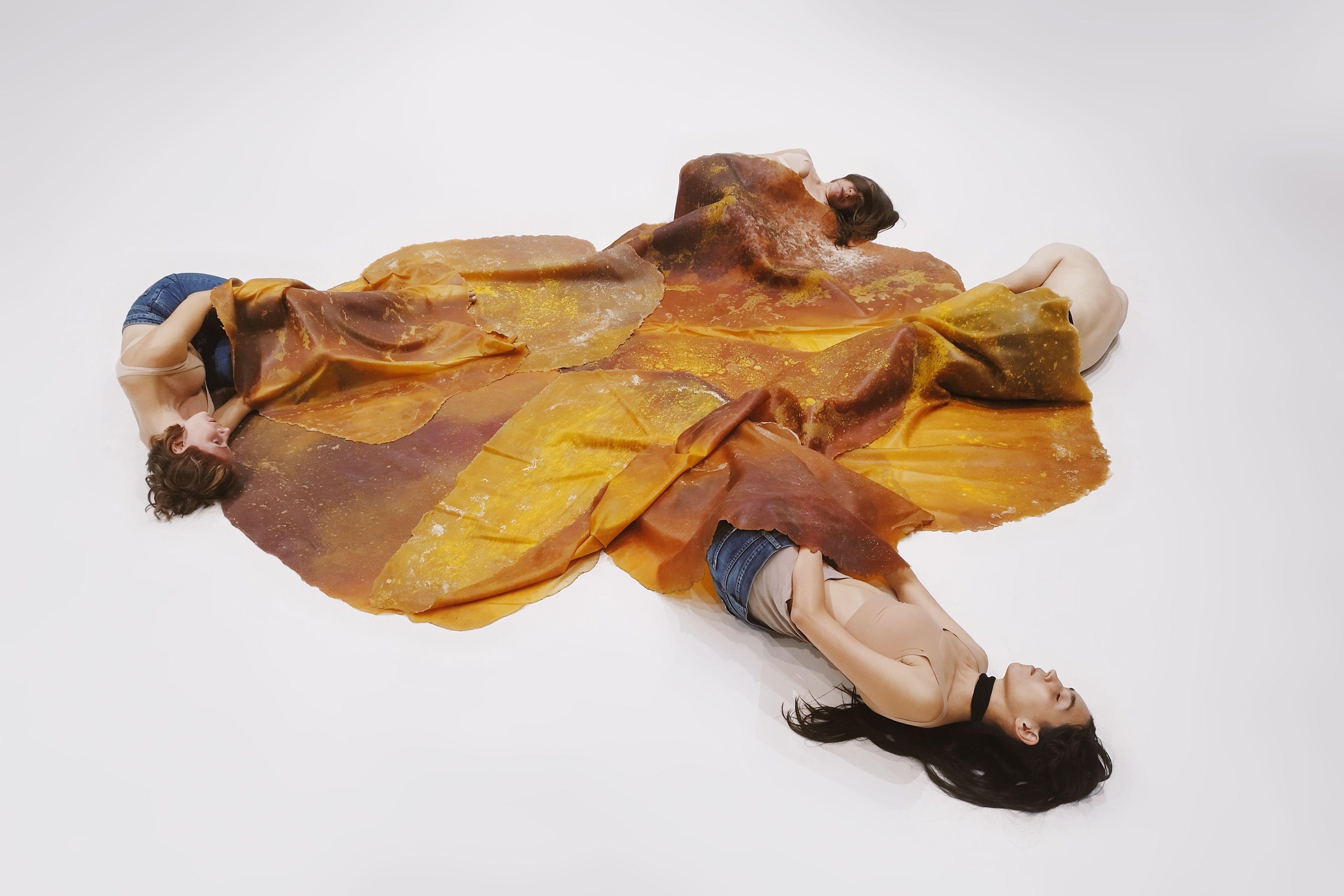 Jetzt mitmachen und Karten für <strong><em>Haunted Landscapes or the breathing out of earth</em></strong> am 26.10. im Wiener Tanzquartier gewinnen.