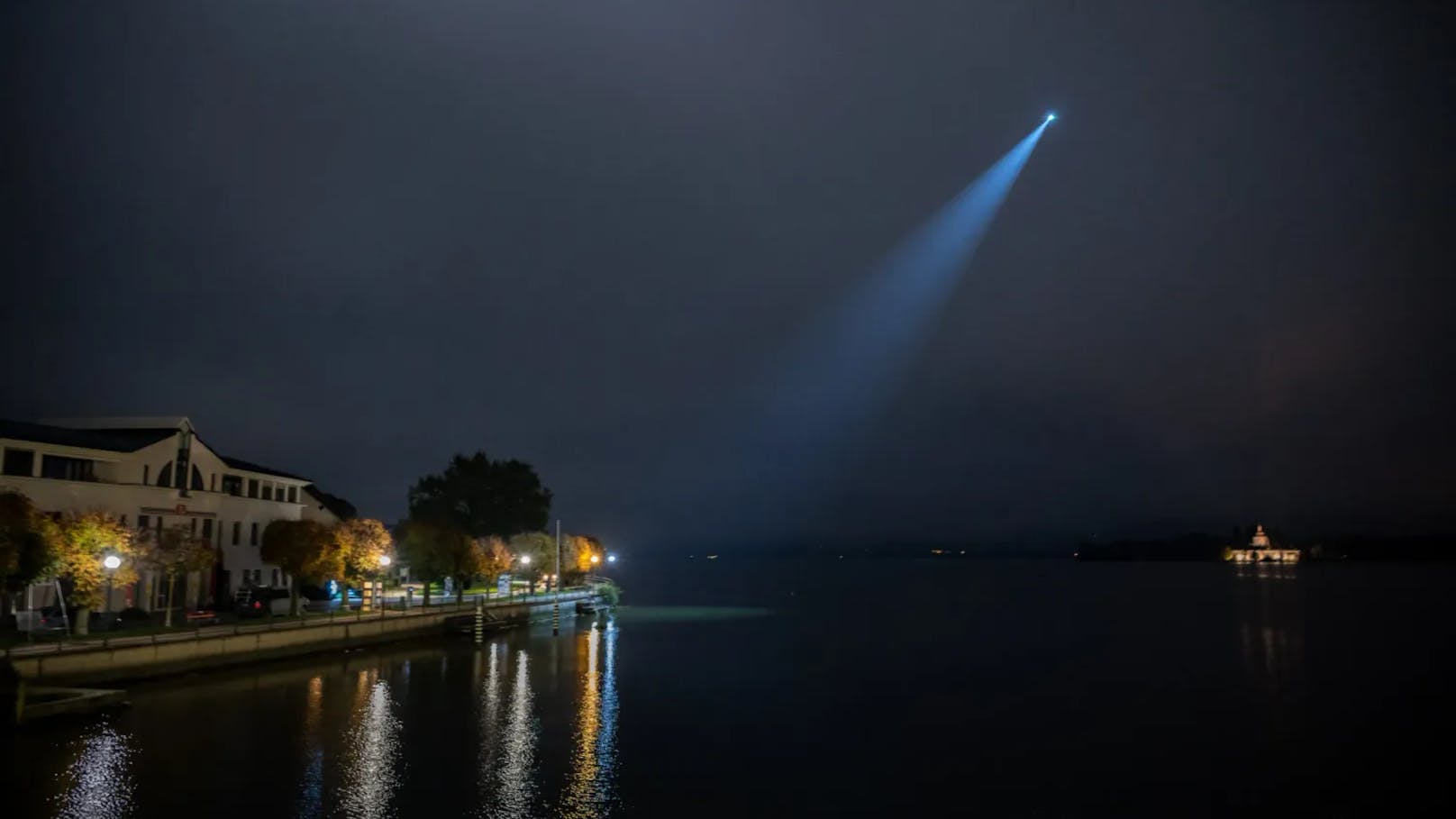 Eine großangelegte Suchaktion nach einer abgängigen Pensionistin läuft in Gmunden. Die Dame ist seit den Abendstunden von einem Altenheim abgängig.