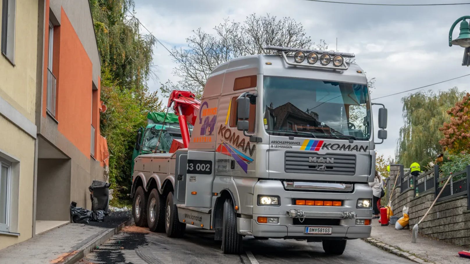 Die Mauer und der Lkw wurden schwer beschädigt. Die Straße musste gesperrt und das Fahrzeug abgeschleppt werden.