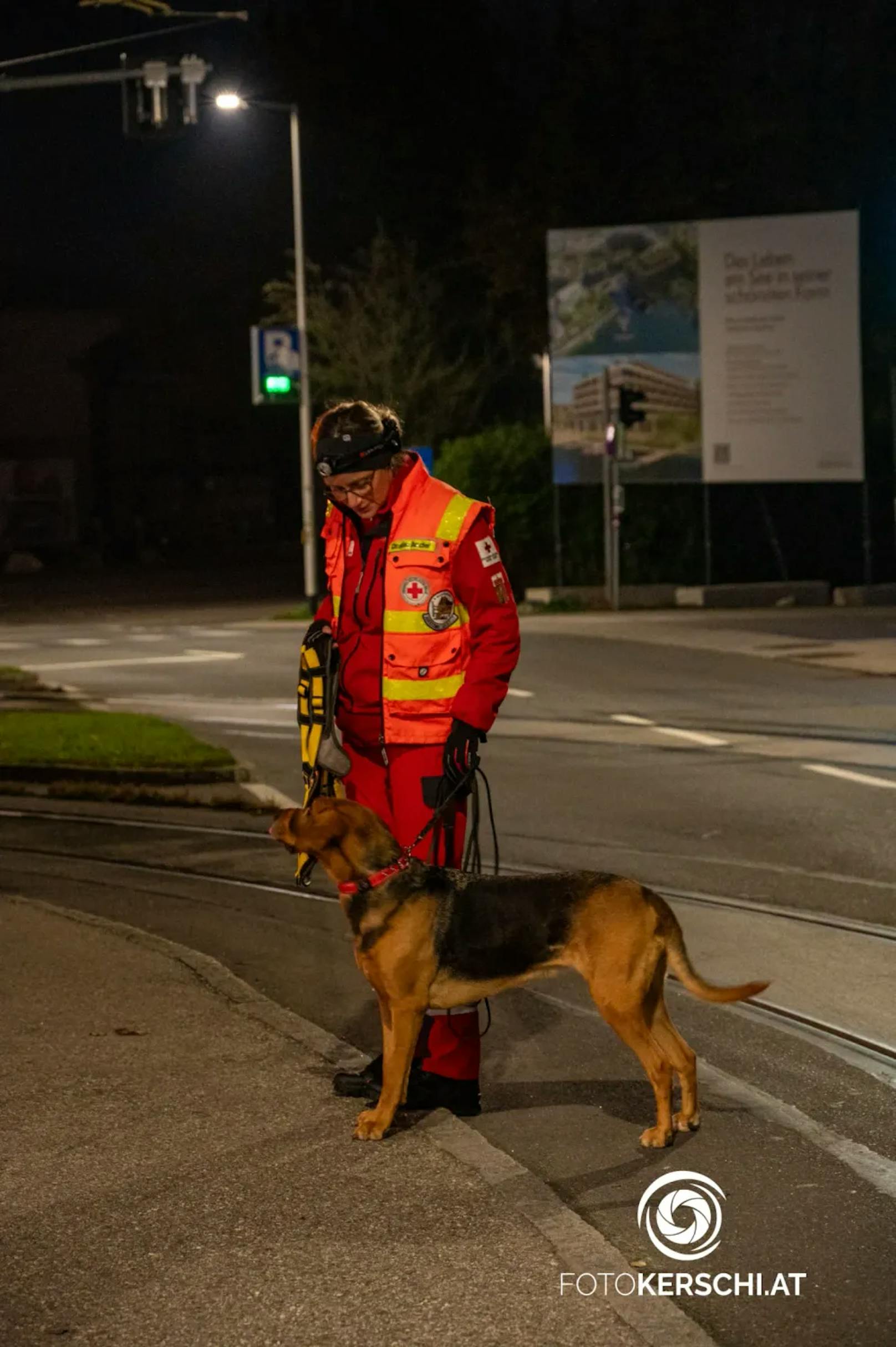 Eine großangelegte Suchaktion nach einer abgängigen Pensionistin läuft in Gmunden. Die Dame ist seit den Abendstunden von einem Altenheim abgängig.