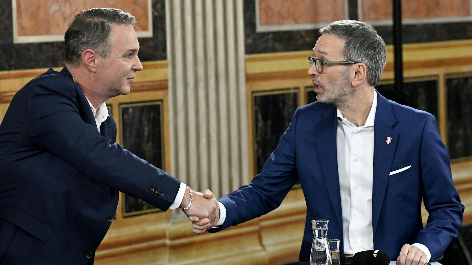 Trotz aller Differenzen gab es am Wahlsonntag einen kollegialen Handshake zwischen SPÖ-Chef Andreas Babler und Herbert Kickl (FPÖ).