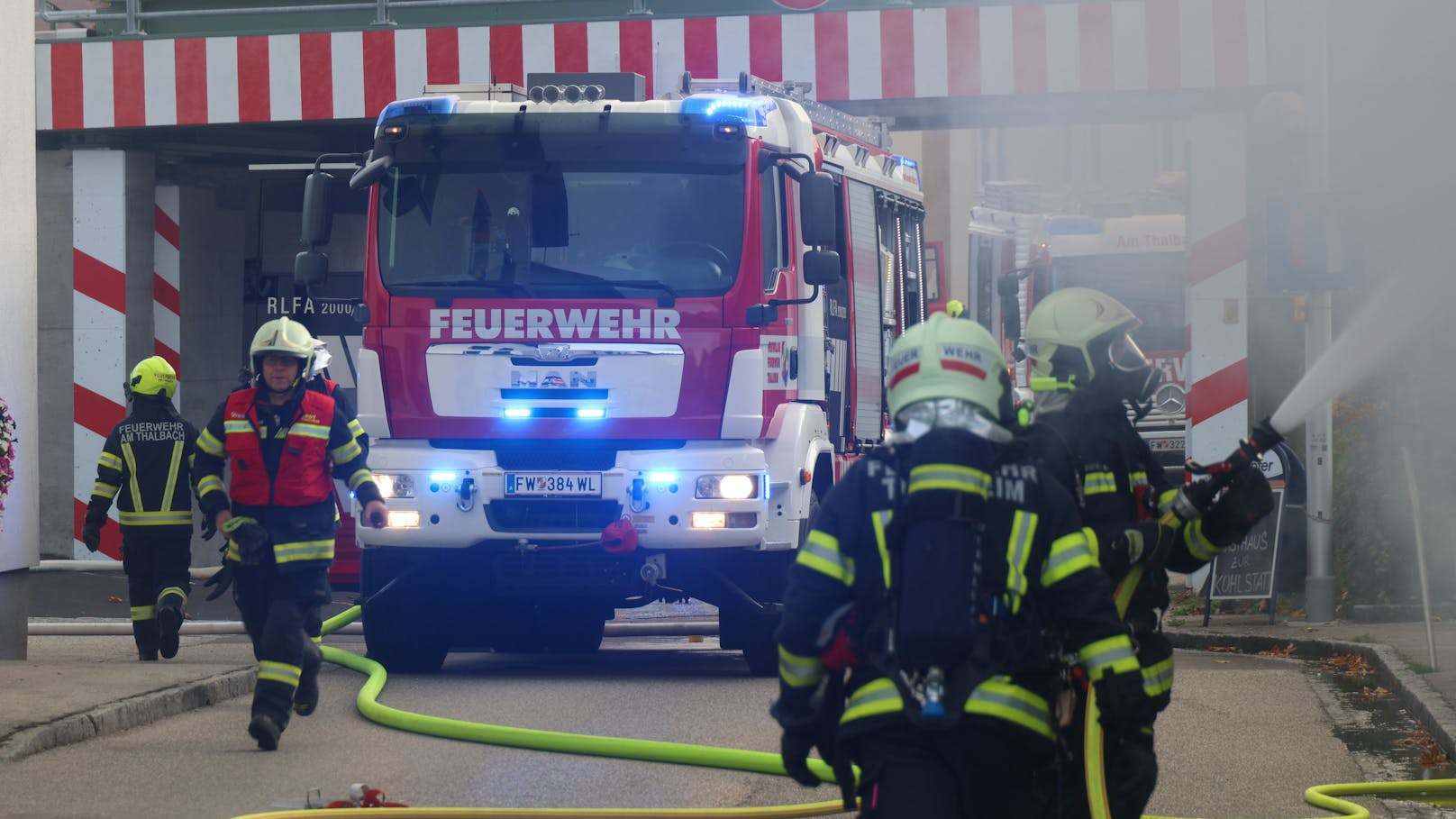 Einen tragischen Ausgang hat ein Wohnhausbrand am Freitagvormittag in Thalheim bei Wels (Bezirk Wels-Land) genommen. Der Brand forderte ein Todesopfer.