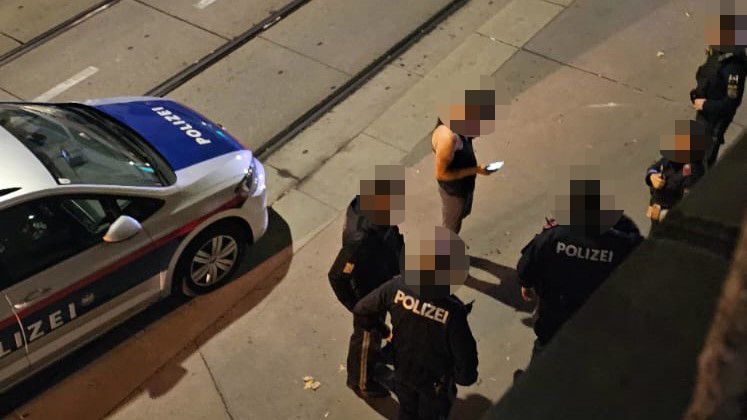 Zwei Männer wurden durch den Rettungsdienst medizinisch erstversorgt und ins Krankenhaus gebracht.