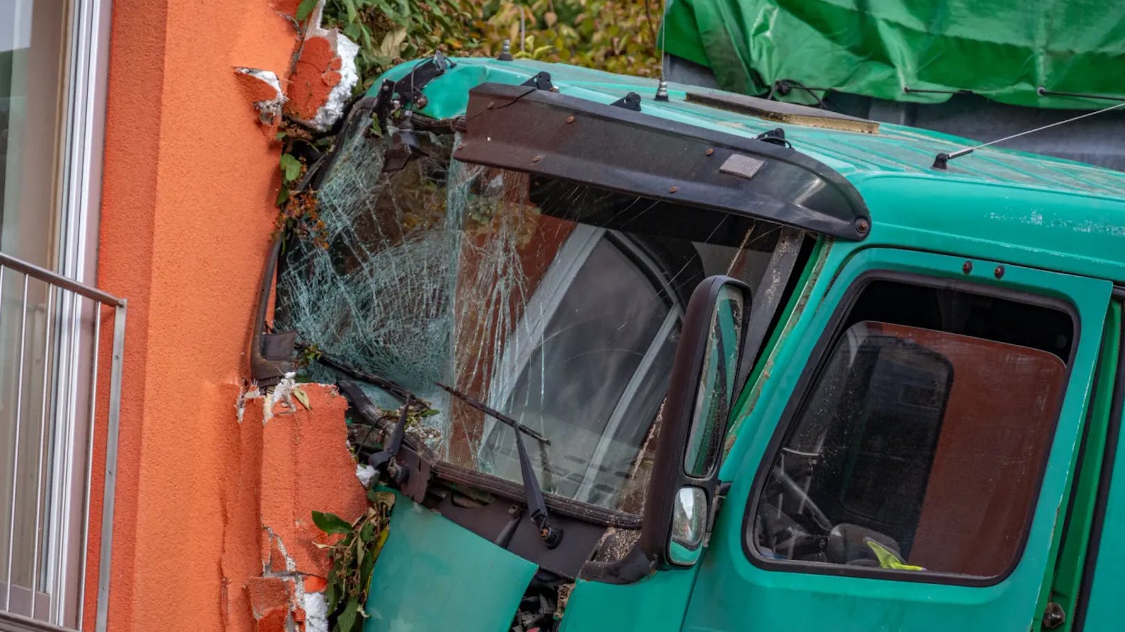 Die Mauer und der Lkw wurden schwer beschädigt. Die Straße musste gesperrt und das Fahrzeug abgeschleppt werden.