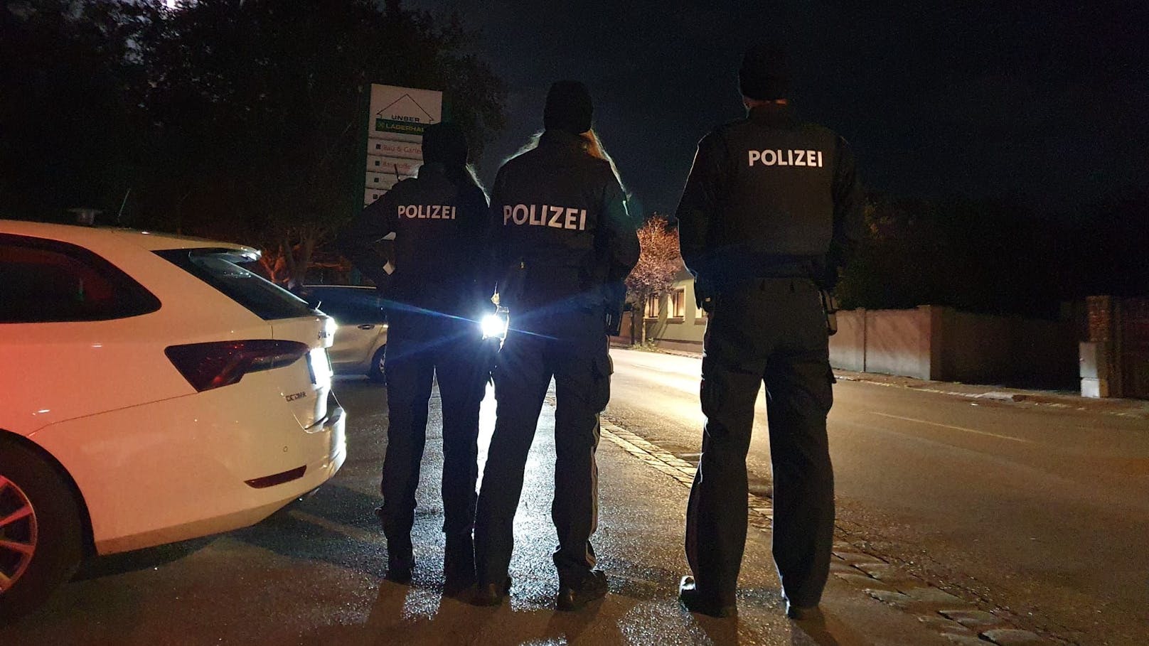 Schwer bewaffnete Polizeikräfte haben nach der Bluttat am Abend des 18. Oktobers 2024 den Ortsteil Gösting abgeriegelt.