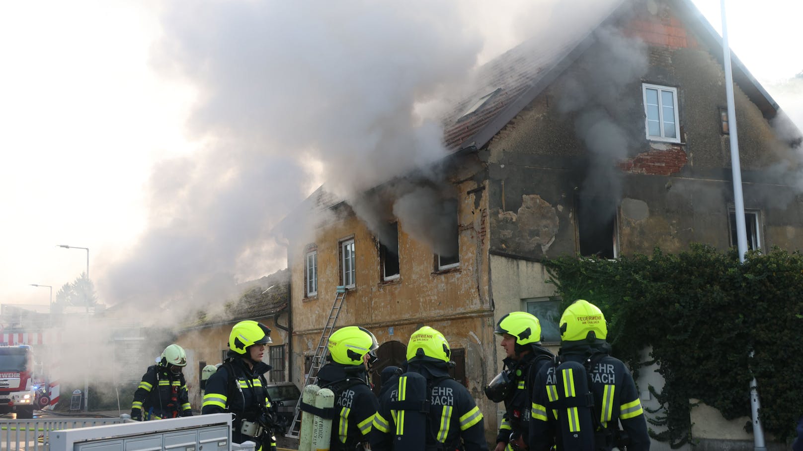 Einen tragischen Ausgang hat ein Wohnhausbrand am Freitagvormittag in Thalheim bei Wels (Bezirk Wels-Land) genommen. Der Brand forderte ein Todesopfer.