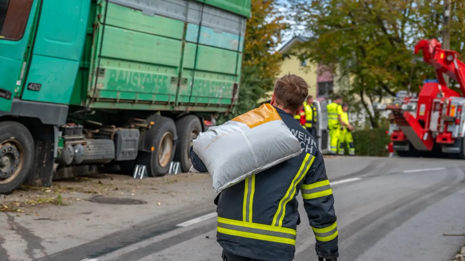 Die Mauer und der Lkw wurden schwer beschädigt. Die Straße musste gesperrt und das Fahrzeug abgeschleppt werden.