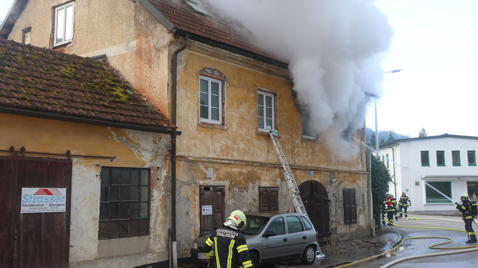 Einen tragischen Ausgang hat ein Wohnhausbrand am Freitagvormittag in Thalheim bei Wels (Bezirk Wels-Land) genommen. Der Brand forderte ein Todesopfer.