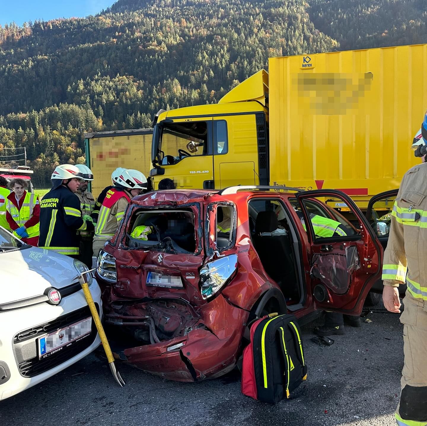 Bei dem Verkehrsunfall wurden mehrere Personen verletzt.