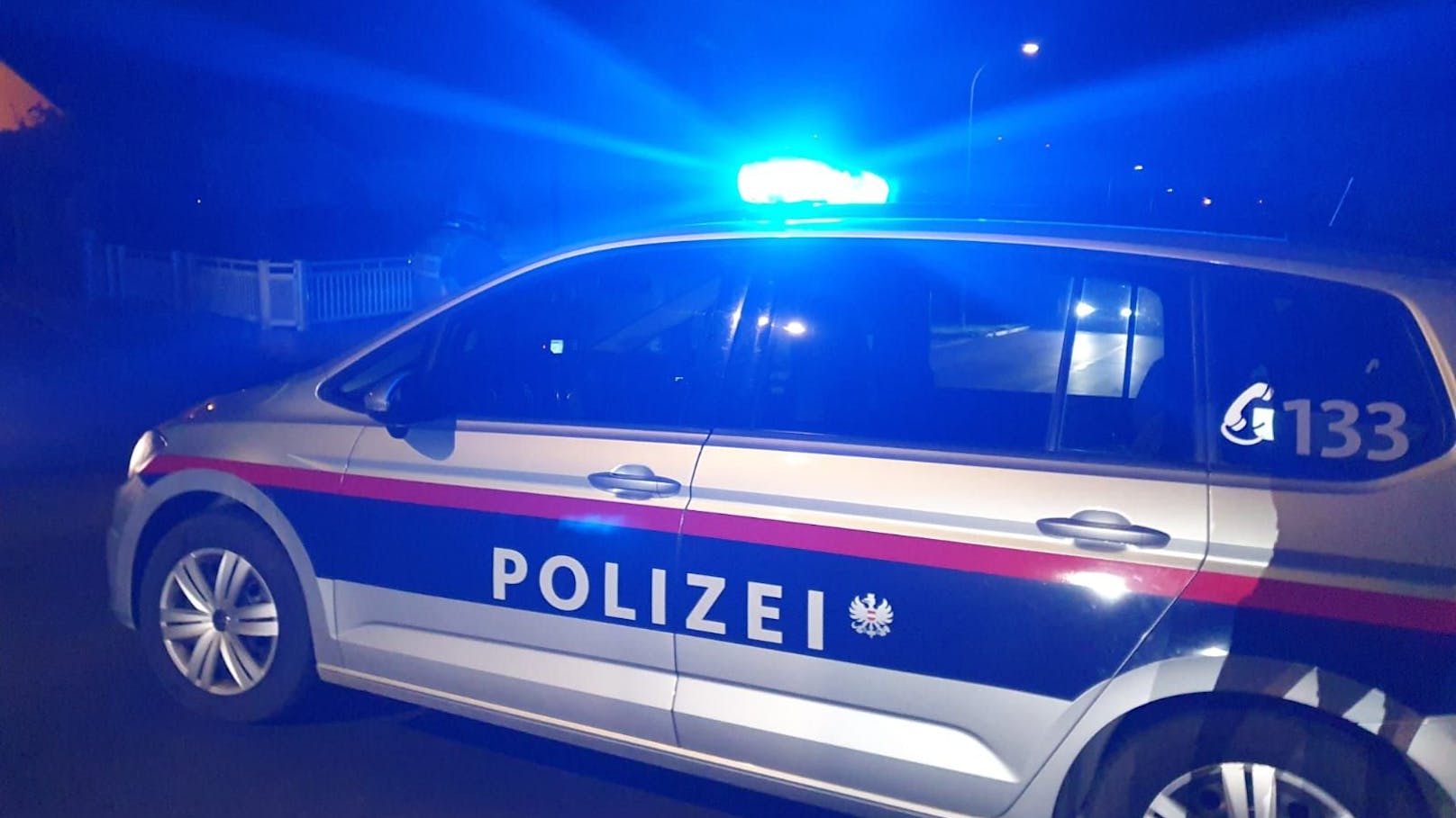 Schwer bewaffnete Polizeikräfte haben nach der Bluttat am Abend des 18. Oktobers 2024 den Ortsteil Gösting abgeriegelt.