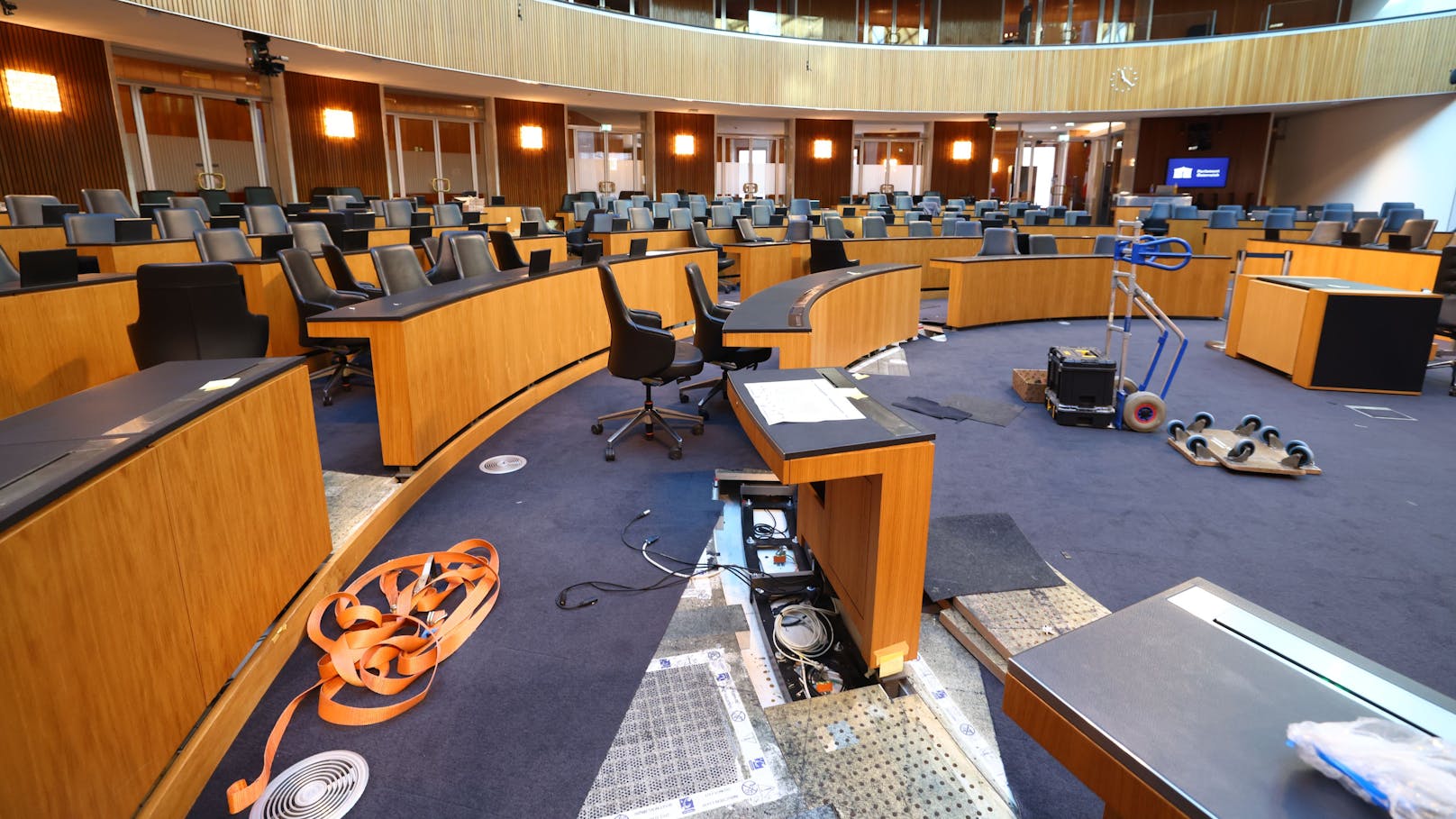 Umbau im Parlament: Ein Platz in der ersten Reihe wird gerade abgebaut.