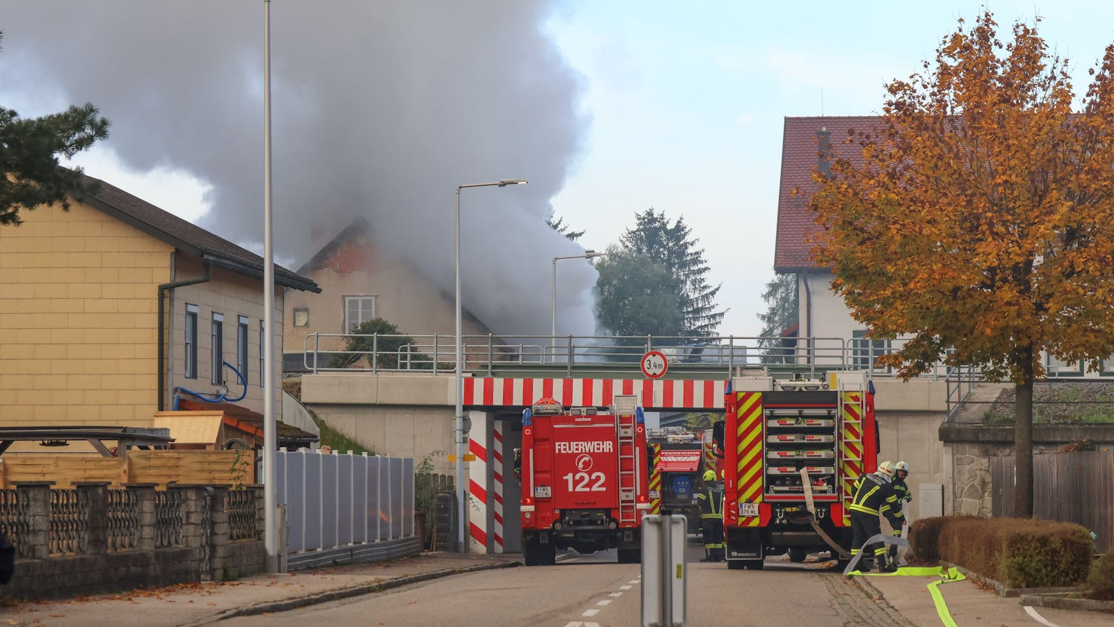 Einen tragischen Ausgang hat ein Wohnhausbrand am Freitagvormittag in Thalheim bei Wels (Bezirk Wels-Land) genommen. Der Brand forderte ein Todesopfer.