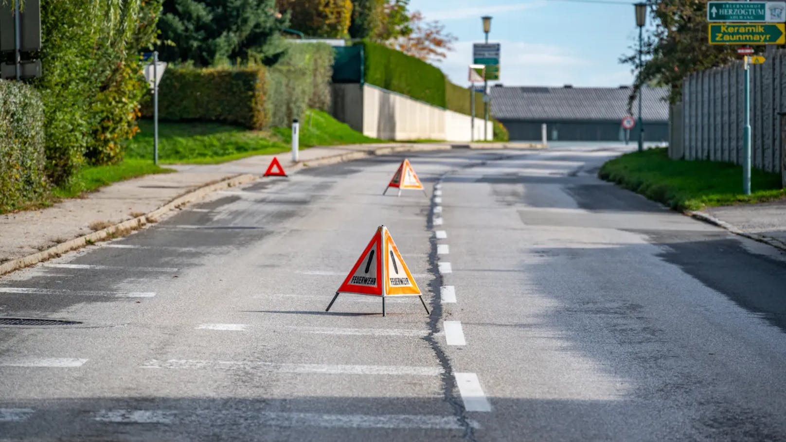 Die Mauer und der Lkw wurden schwer beschädigt. Die Straße musste gesperrt und das Fahrzeug abgeschleppt werden.