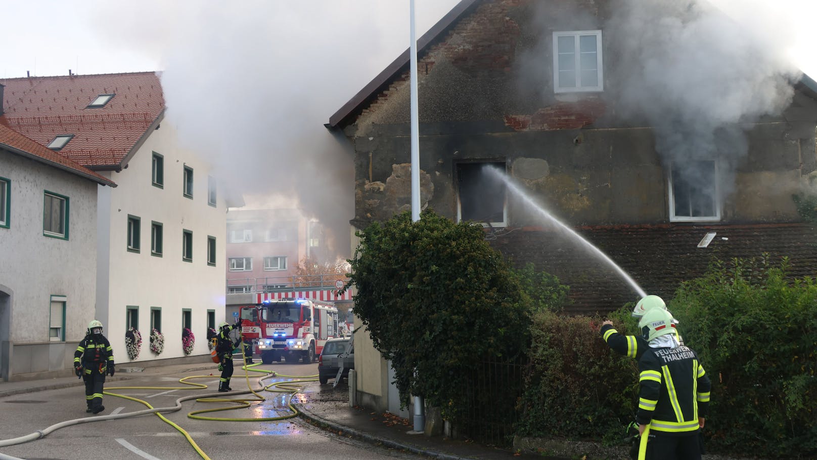 Einen tragischen Ausgang hat ein Wohnhausbrand am Freitagvormittag in Thalheim bei Wels (Bezirk Wels-Land) genommen. Der Brand forderte ein Todesopfer.