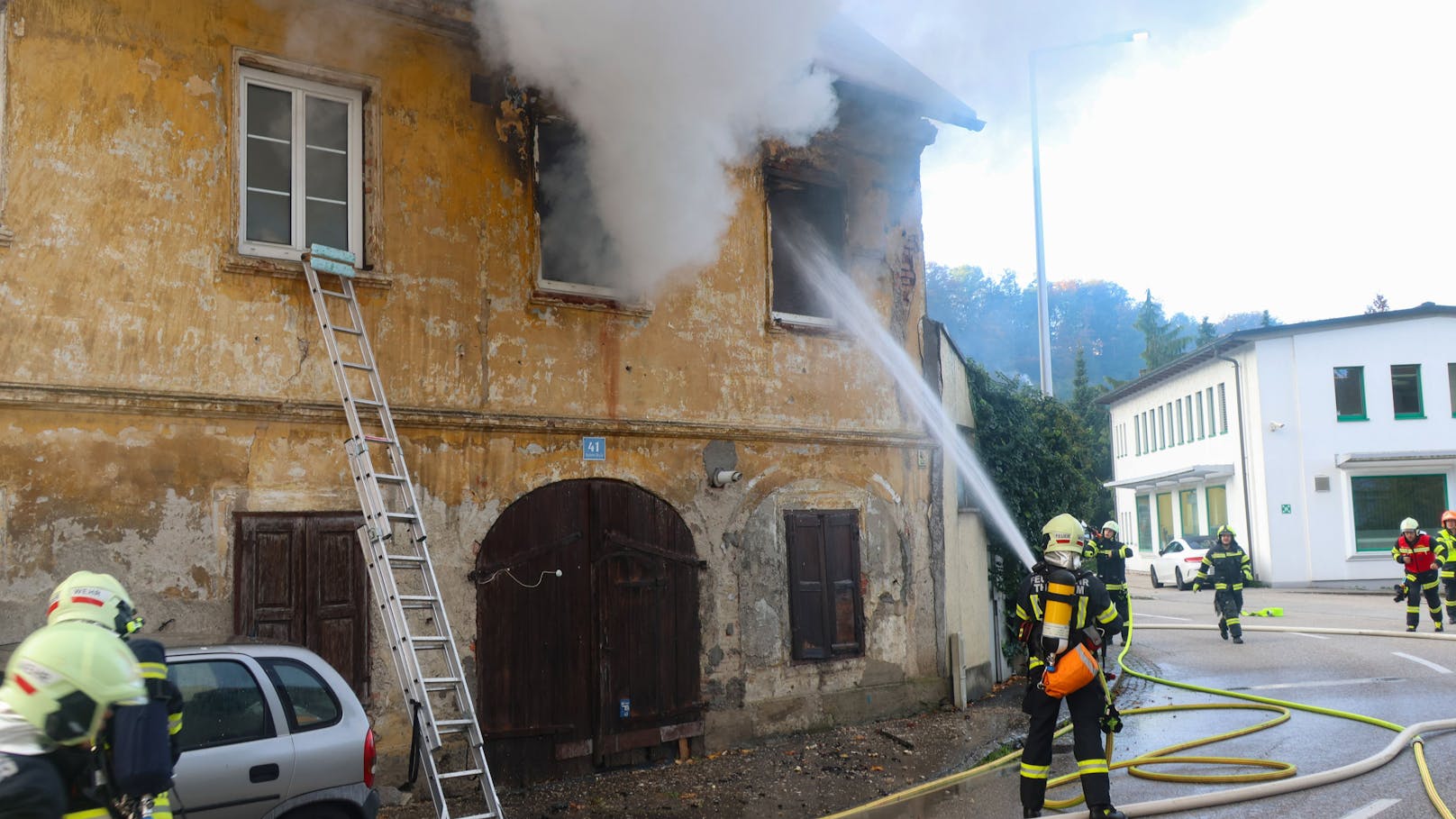 Einen tragischen Ausgang hat ein Wohnhausbrand am Freitagvormittag in Thalheim bei Wels (Bezirk Wels-Land) genommen. Der Brand forderte ein Todesopfer.